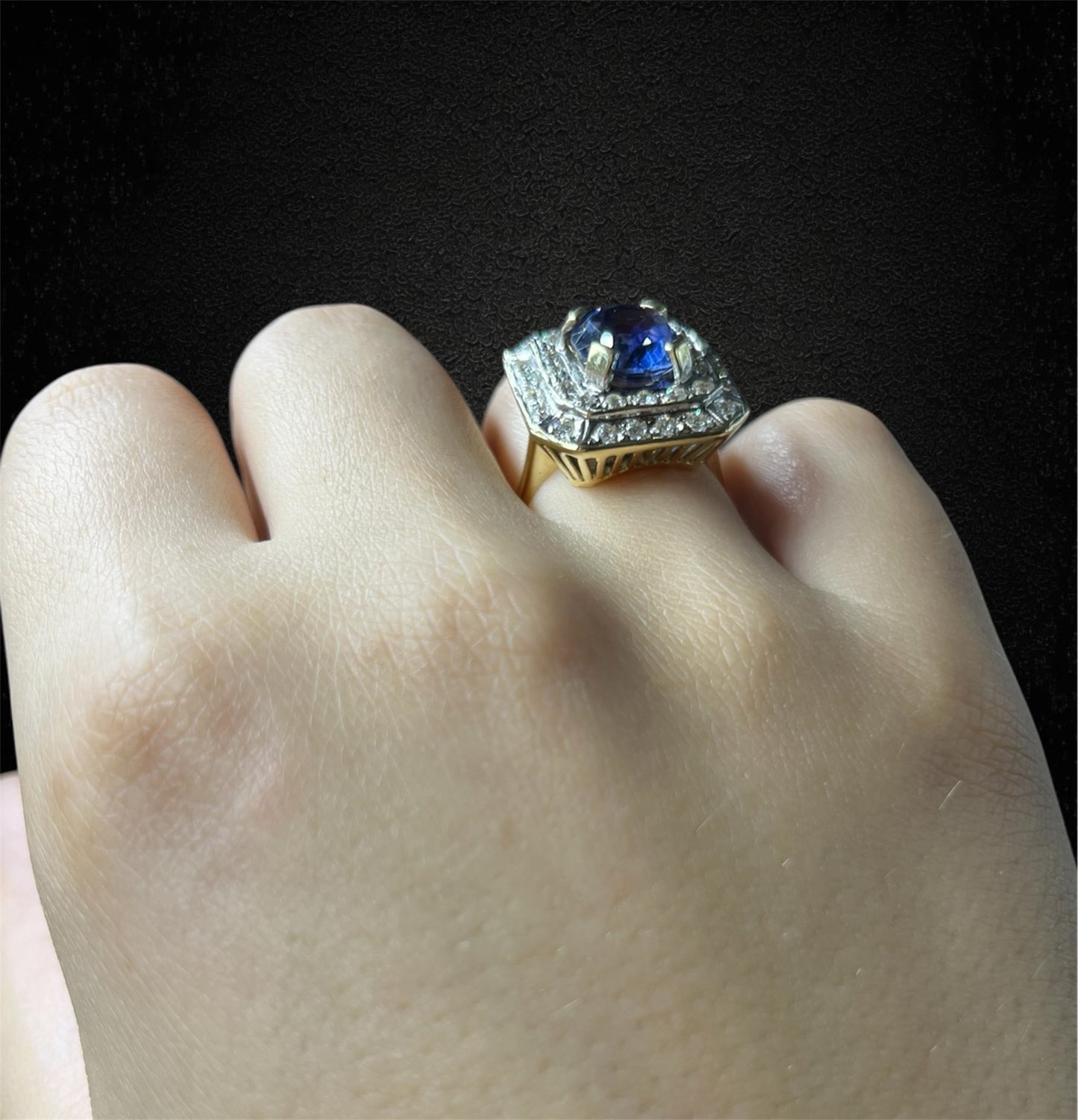 Anello ottagonale a gradini con zaffiro vermeil e diamanti – Italia, anni '80
