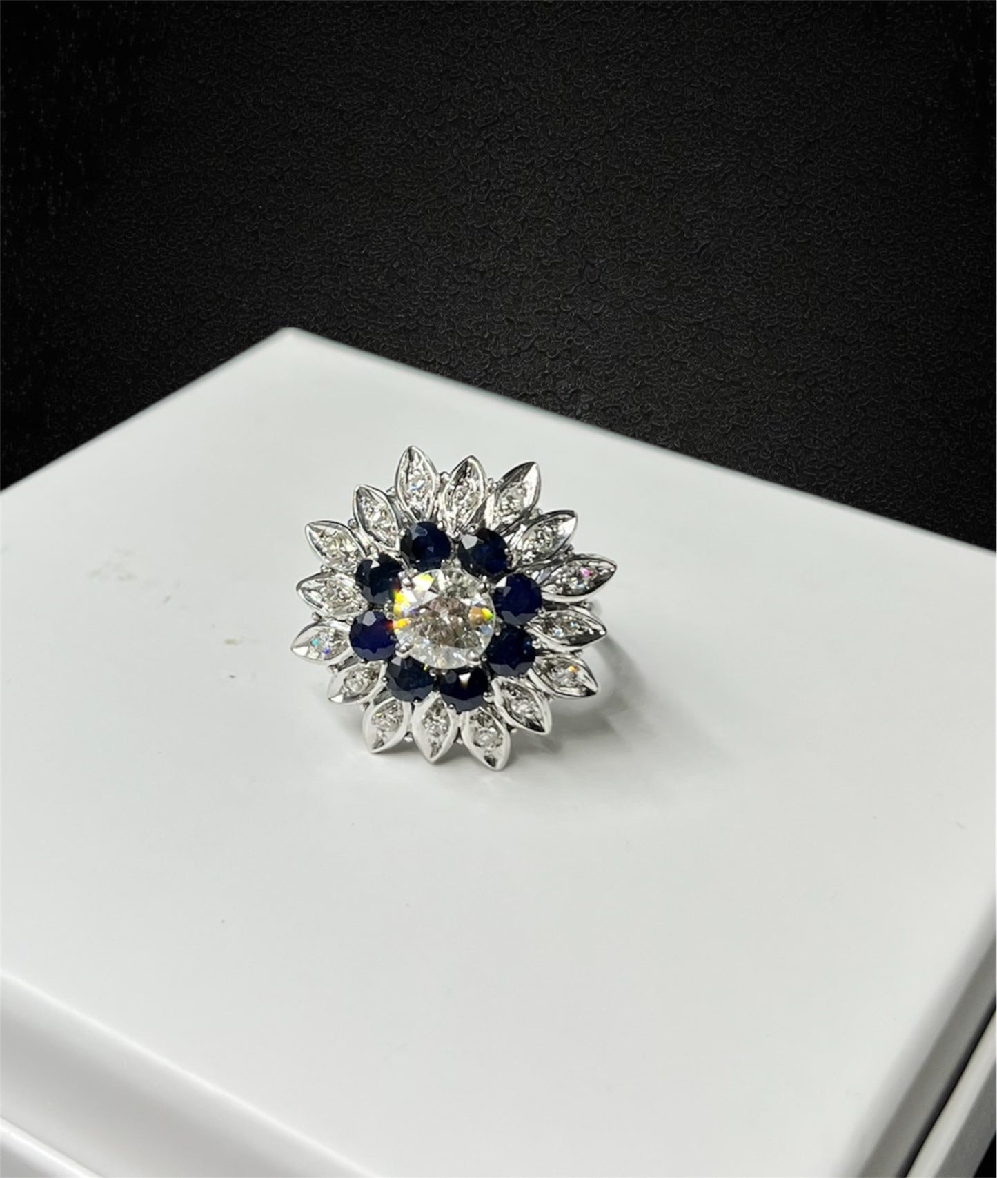 Anello a fiore stellato con diamante centrale, zaffiri e diamanti