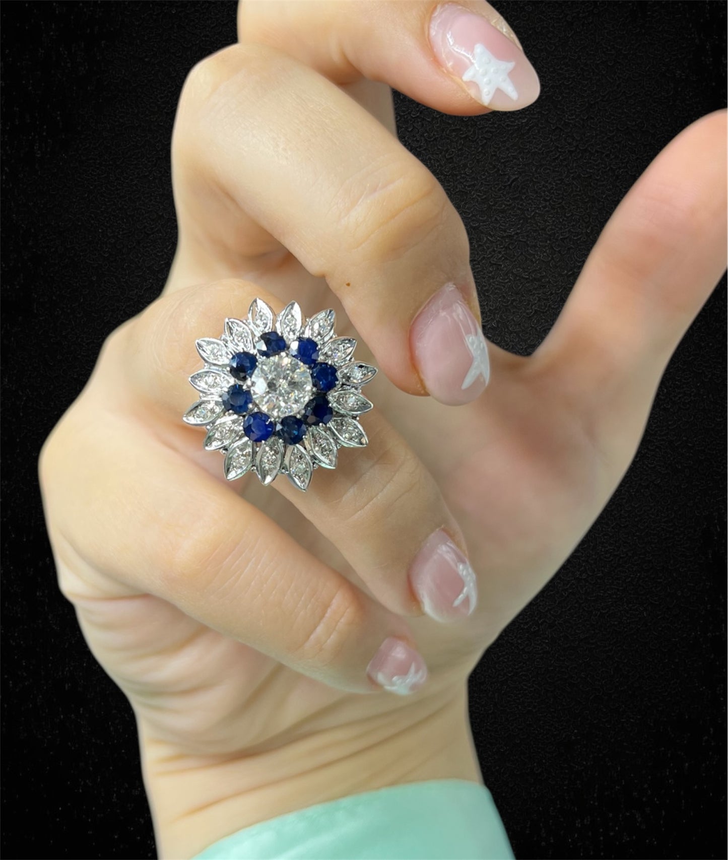 Anello a fiore stellato con diamante centrale, zaffiri e diamanti