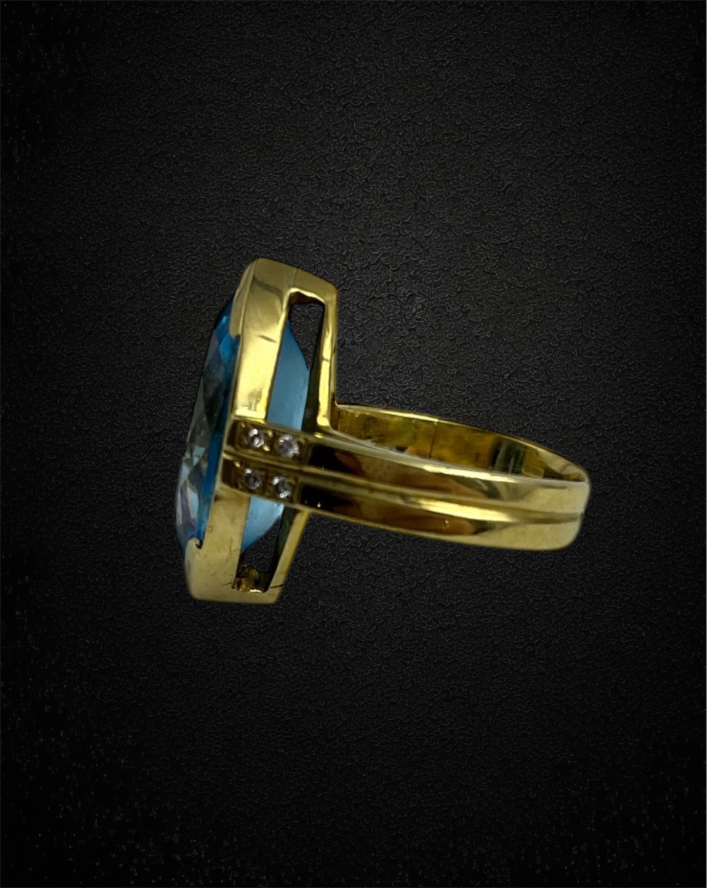 Anello italiano in oro giallo con topazio marquise e diamanti