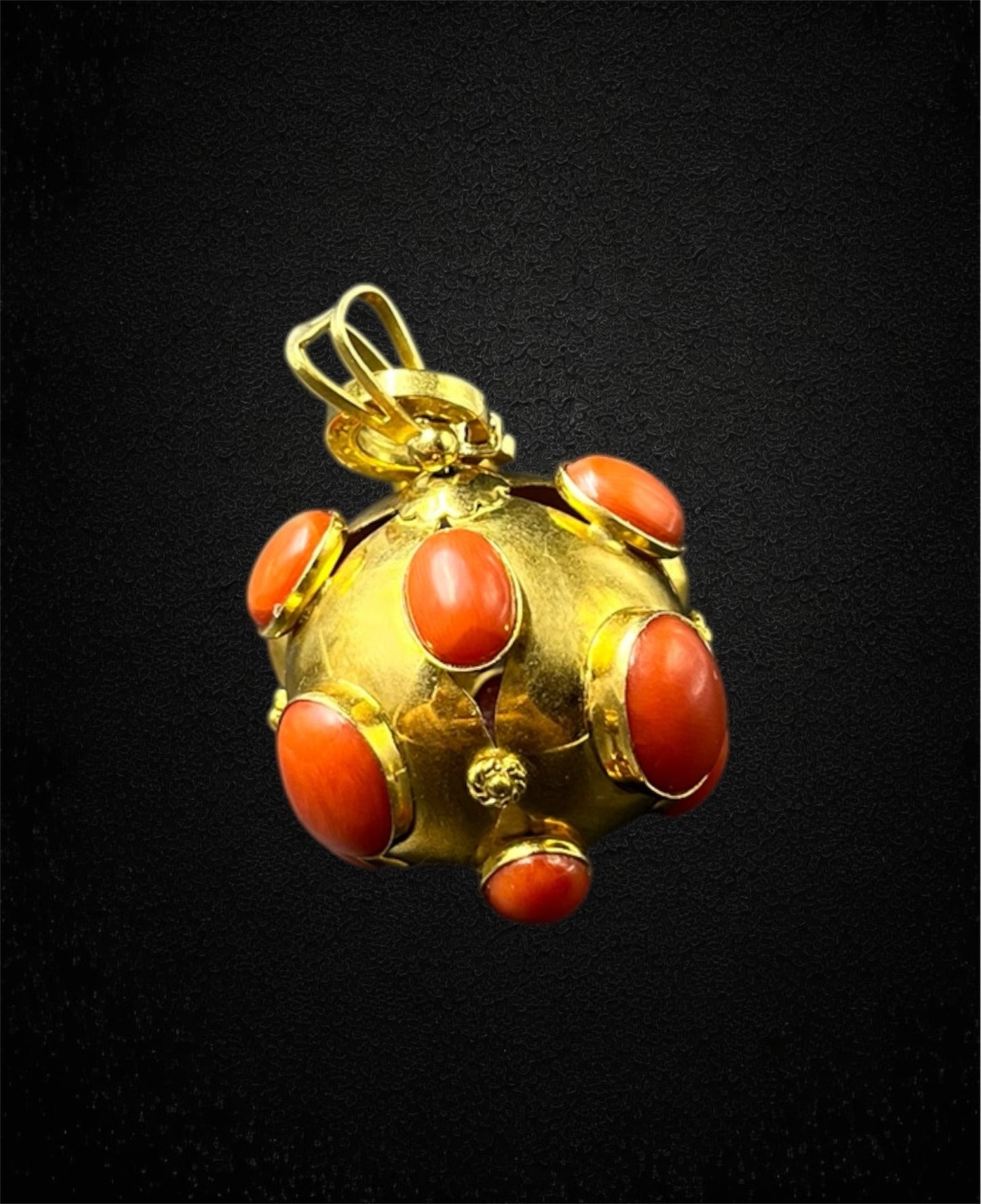 Ciondolo “mina” in oro giallo 18K con inserti in corallo — Italia, anni ’60