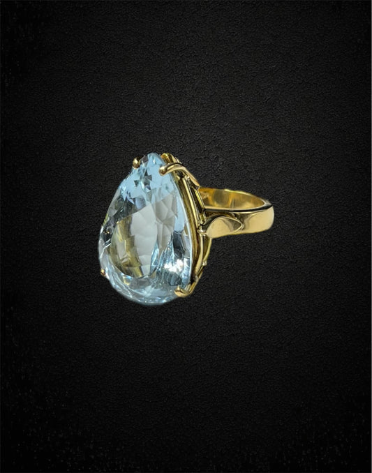 Anello artigianale in oro giallo 18K con topazio azzurro – produzione italiana moderna