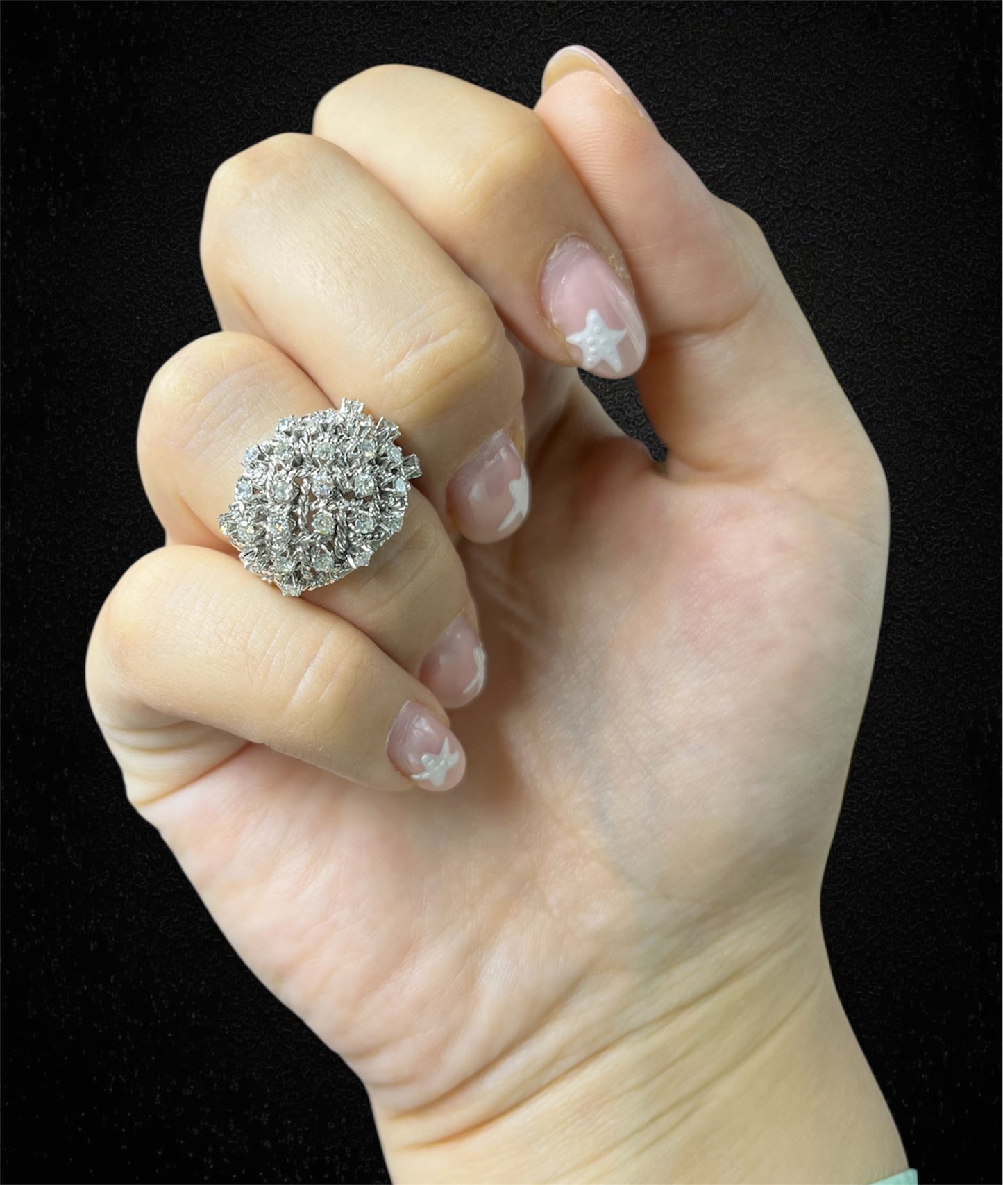 Anello intrecciato in oro bianco con diamanti huit huit – Italia, anni ’50