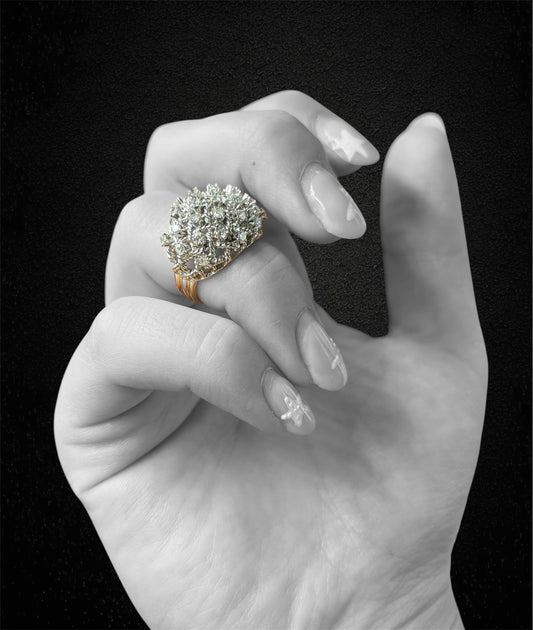 Anello intrecciato in oro bianco con diamanti huit huit – Italia, anni ’50