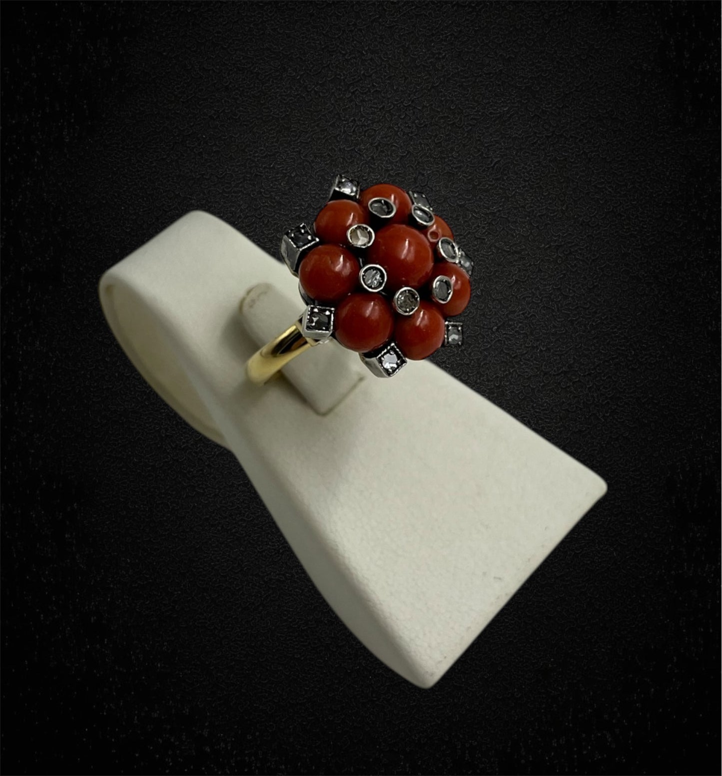 Anello in stile barocco, corallo e diamanti