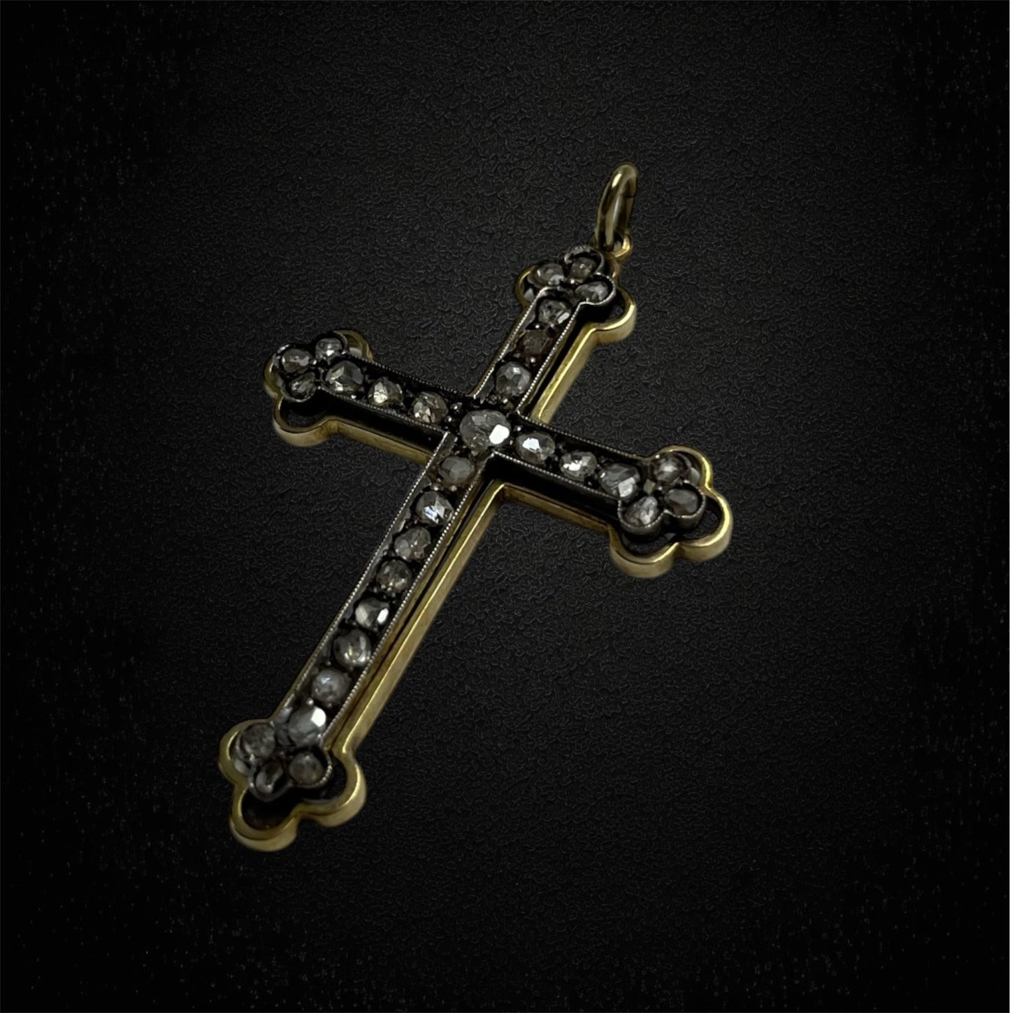 Croce pendente con diamanti