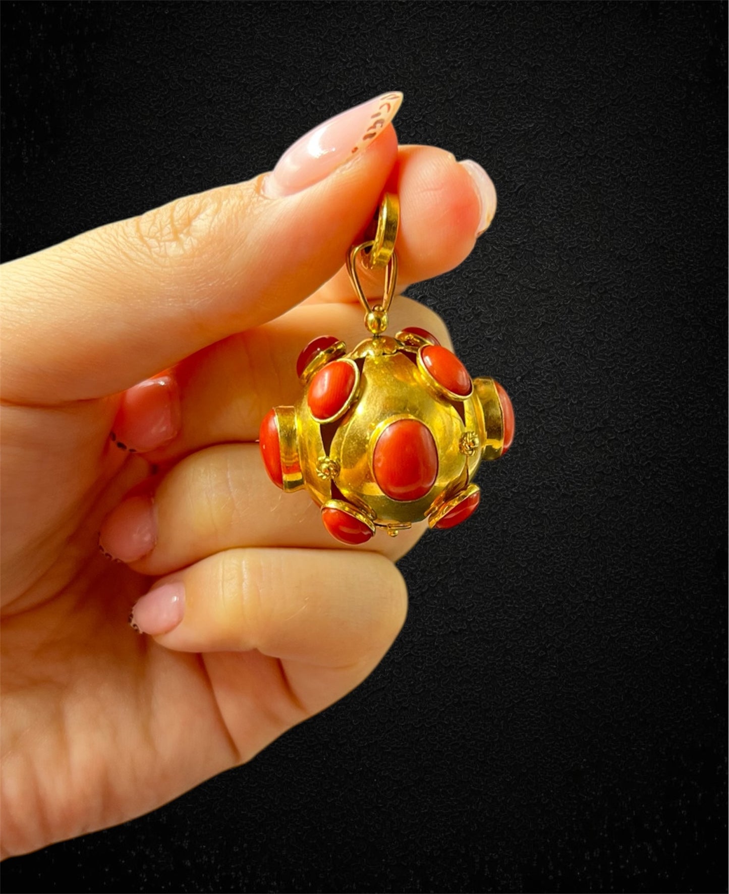 Ciondolo “mina” in oro giallo 18K con inserti in corallo — Italia, anni ’60