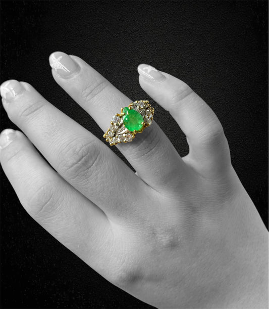 Anello in oro giallo 18K con smeraldo a goccia e diamanti – Italia, anni '60