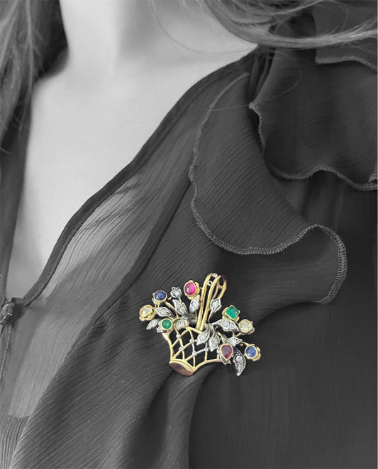Spilla-Ciondolo a cestino fiorito con diamanti, e pietre preziose colorate.