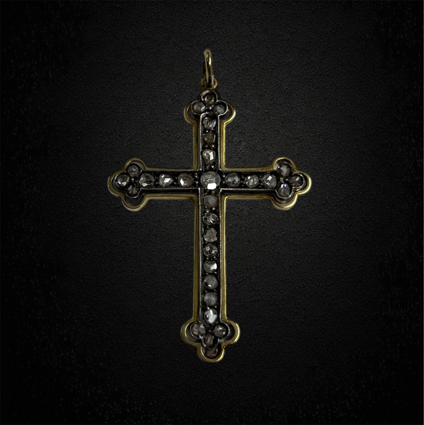 Croce pendente con diamanti