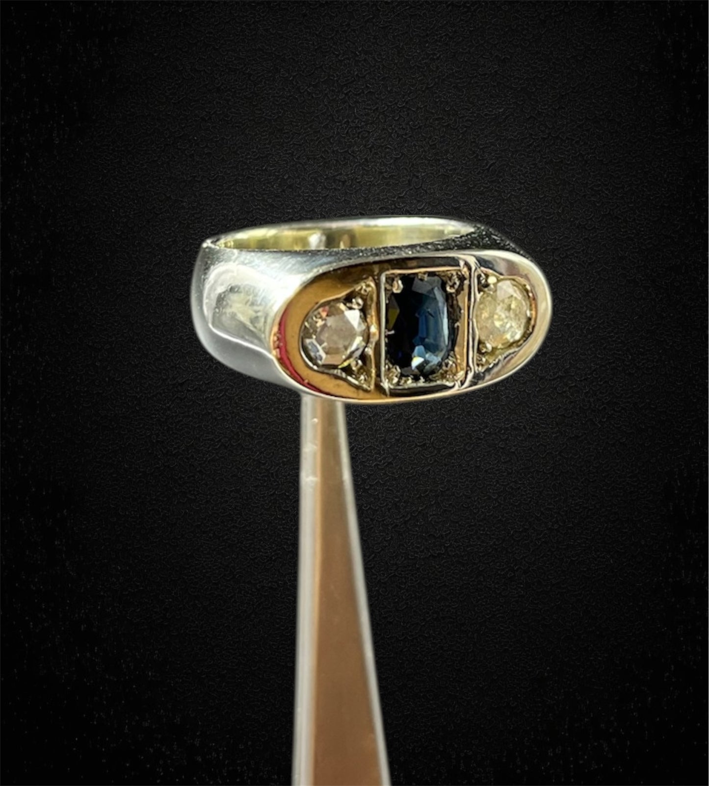 Anello a fascia con zaffiro cabochon e diamanti. Primi '900