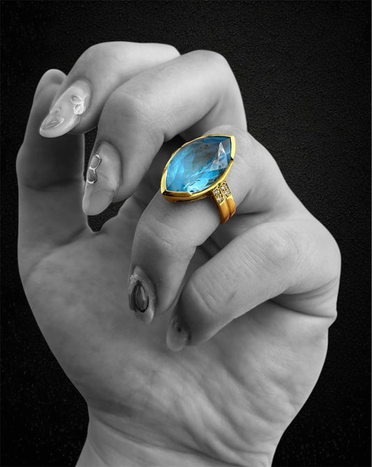 Anello italiano in oro giallo con topazio marquise e diamanti