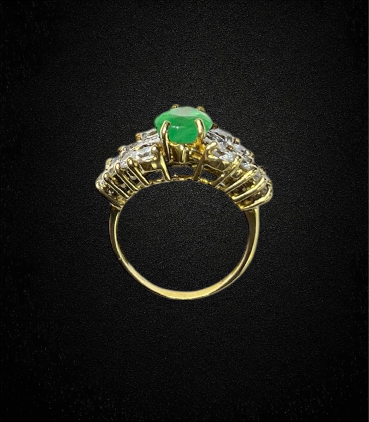 Anello in oro giallo 18K con smeraldo a goccia e diamanti – Italia, anni '60