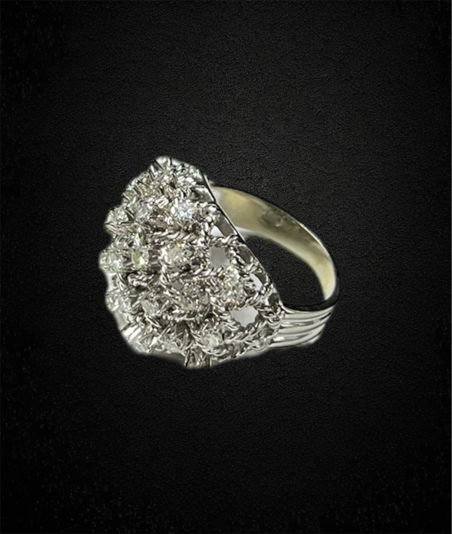 Anello intrecciato in oro bianco con diamanti huit huit – Italia, anni ’50