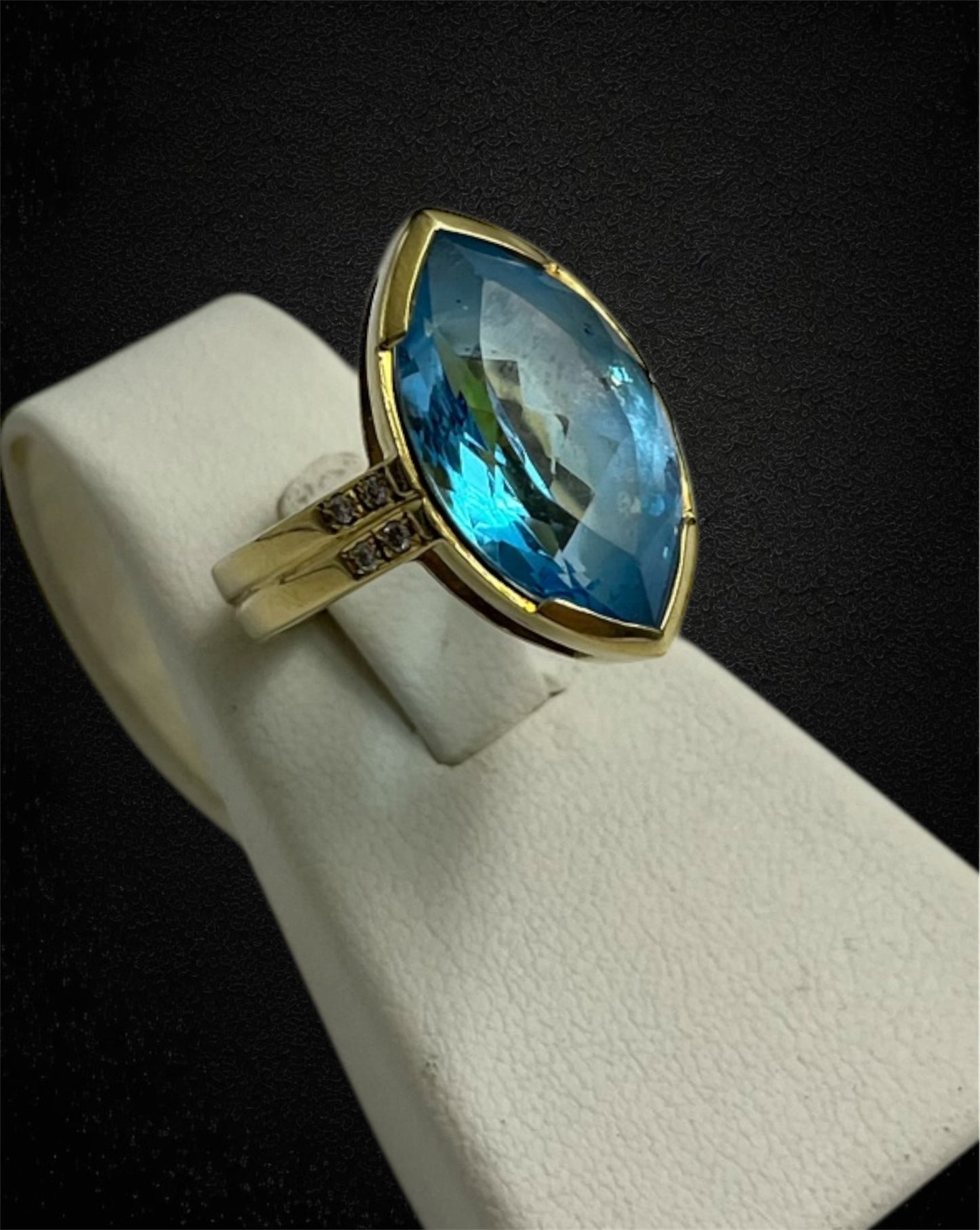 Anello italiano in oro giallo con topazio marquise e diamanti