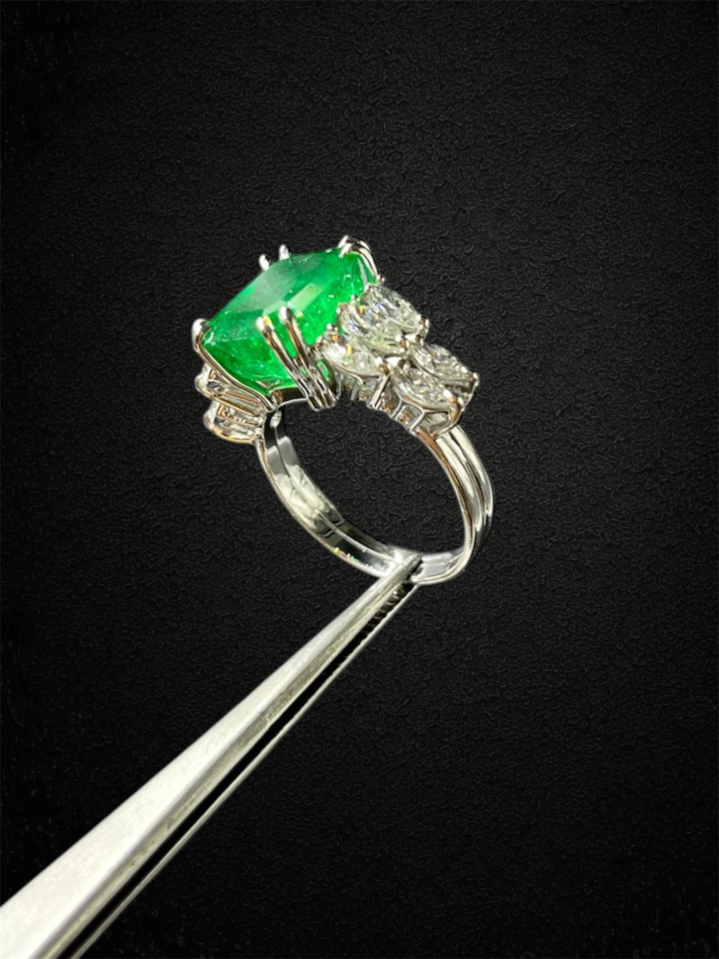 Strepitoso anello con smeraldo, pezzo unico di nostra creazione!