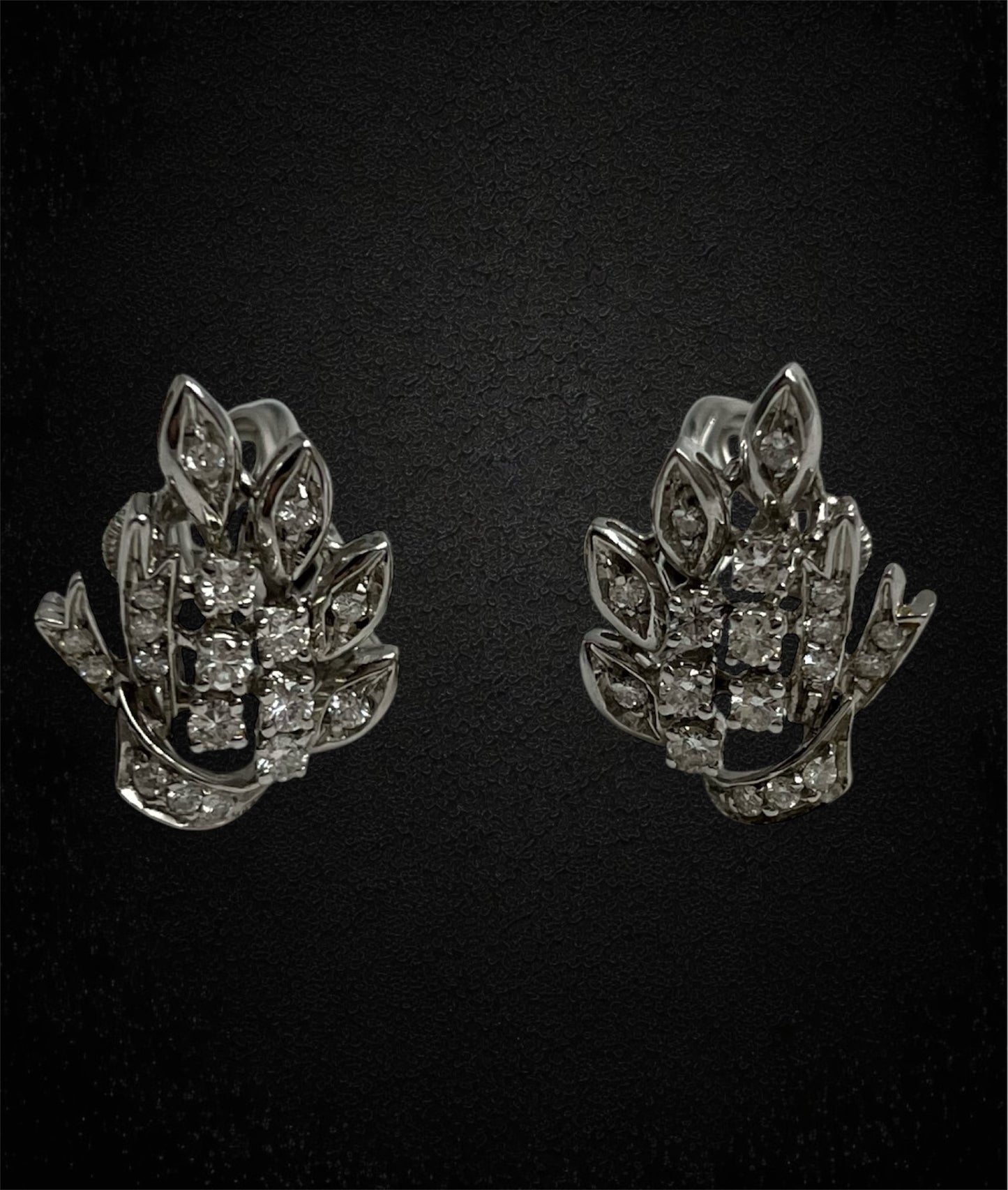 Orecchini con diamanti firmati De Lazzari