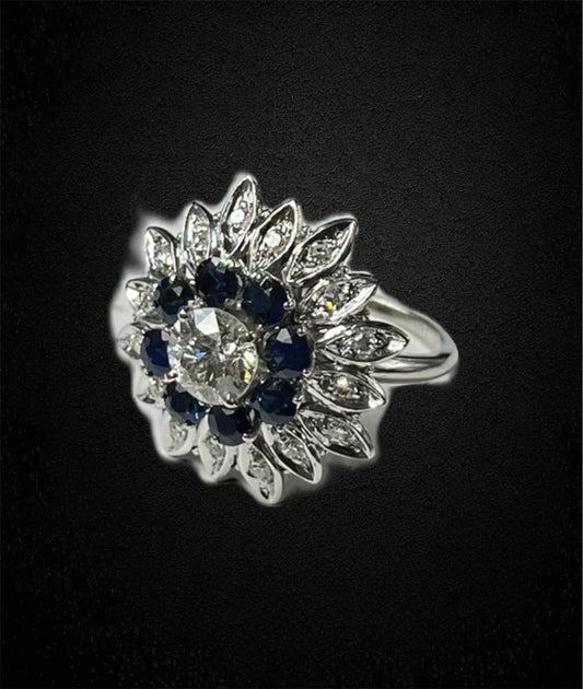 Anello a fiore stellato con diamante centrale, zaffiri e diamanti