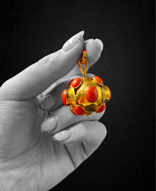 Ciondolo “mina” in oro giallo 18K con inserti in corallo — Italia, anni ’60