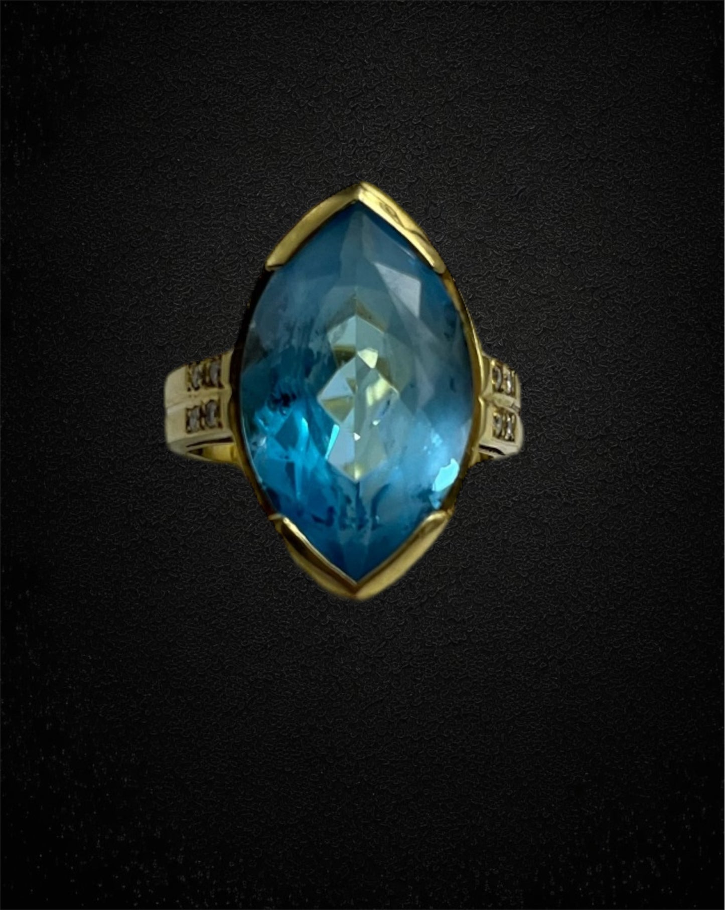 Anello italiano in oro giallo con topazio marquise e diamanti