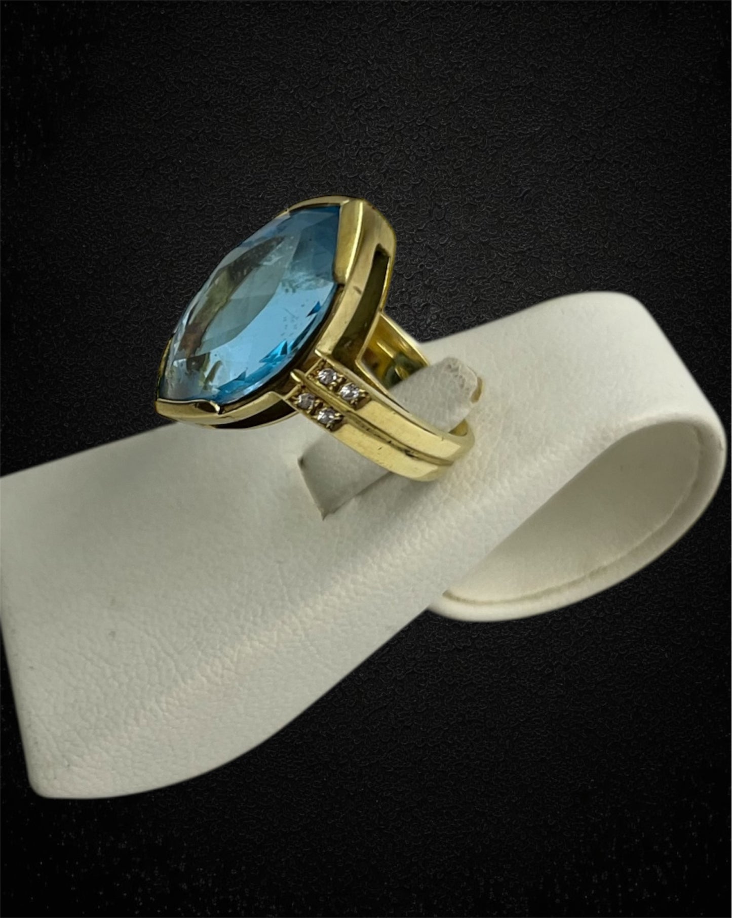 Anello italiano in oro giallo con topazio marquise e diamanti