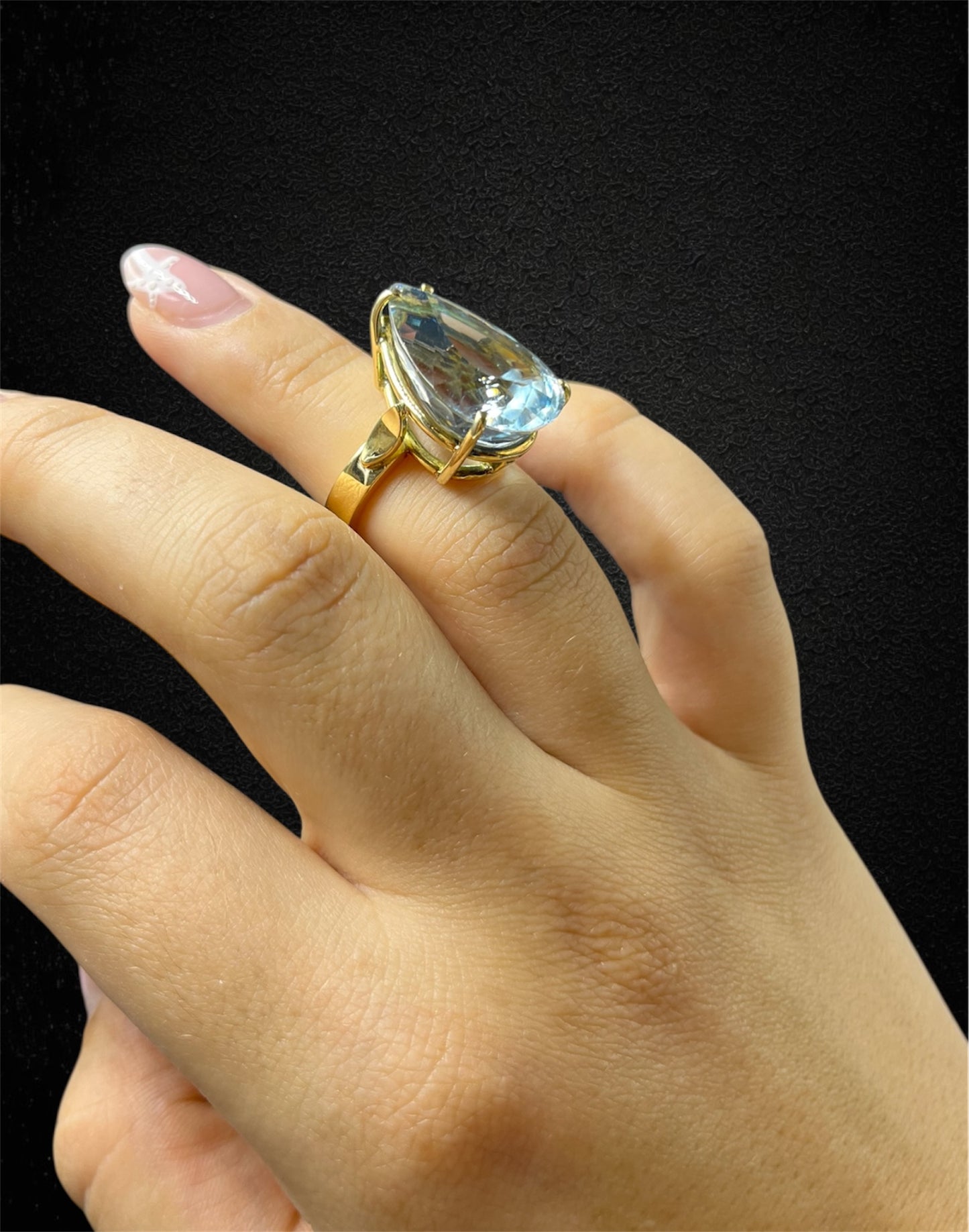 Anello artigianale in oro giallo 18K con topazio azzurro – produzione italiana moderna