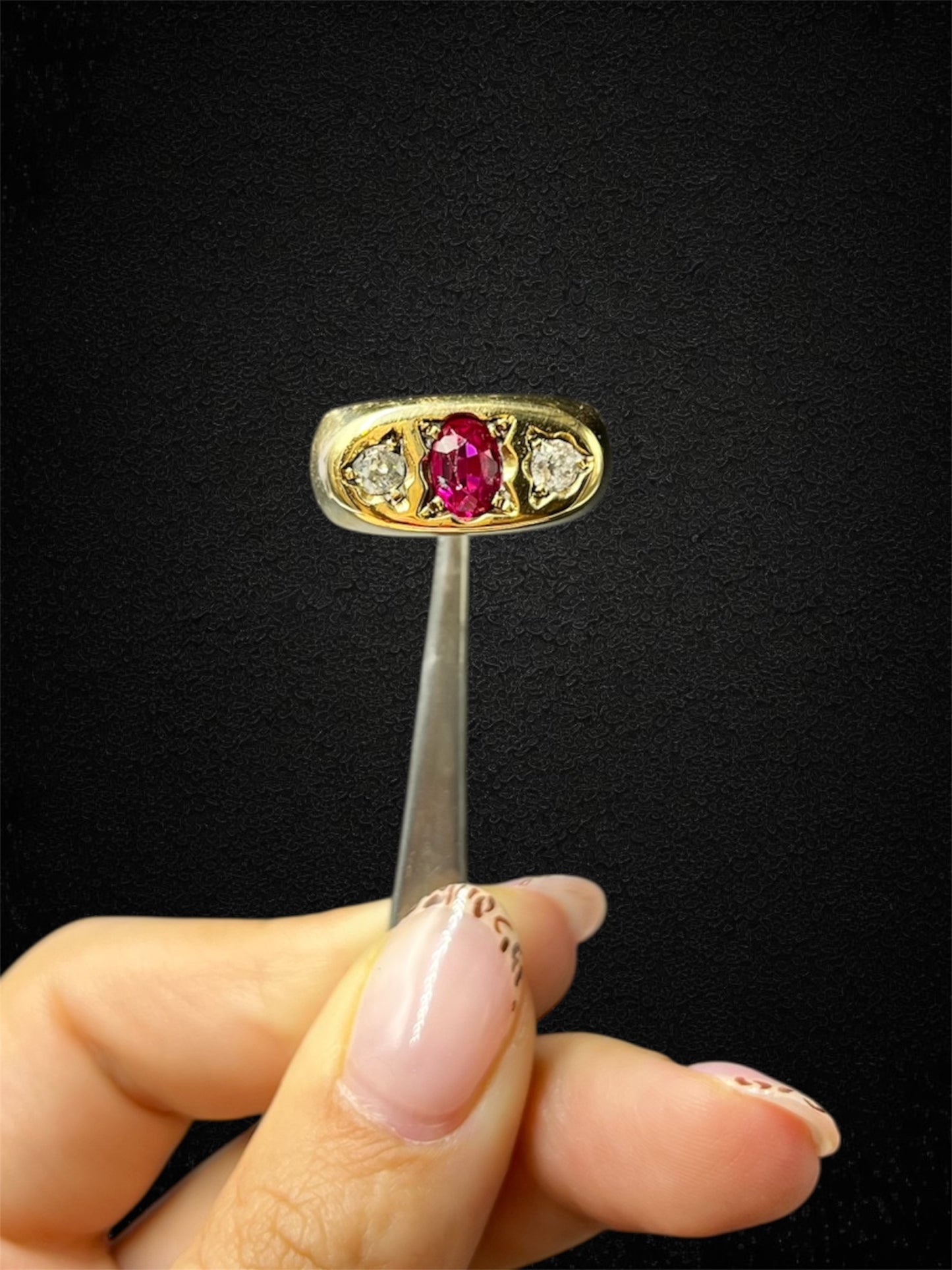 Anello vintage in oro giallo con rubino e diamanti, produzione italiana anni '30