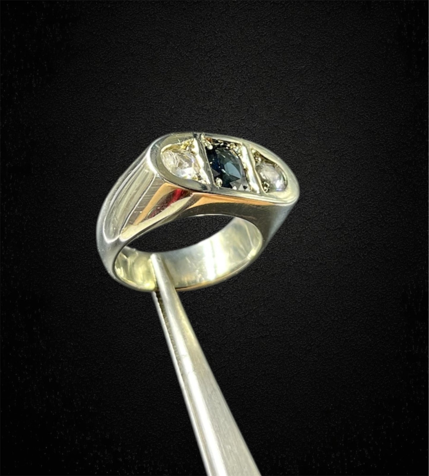 Anello a fascia con zaffiro cabochon e diamanti. Primi '900