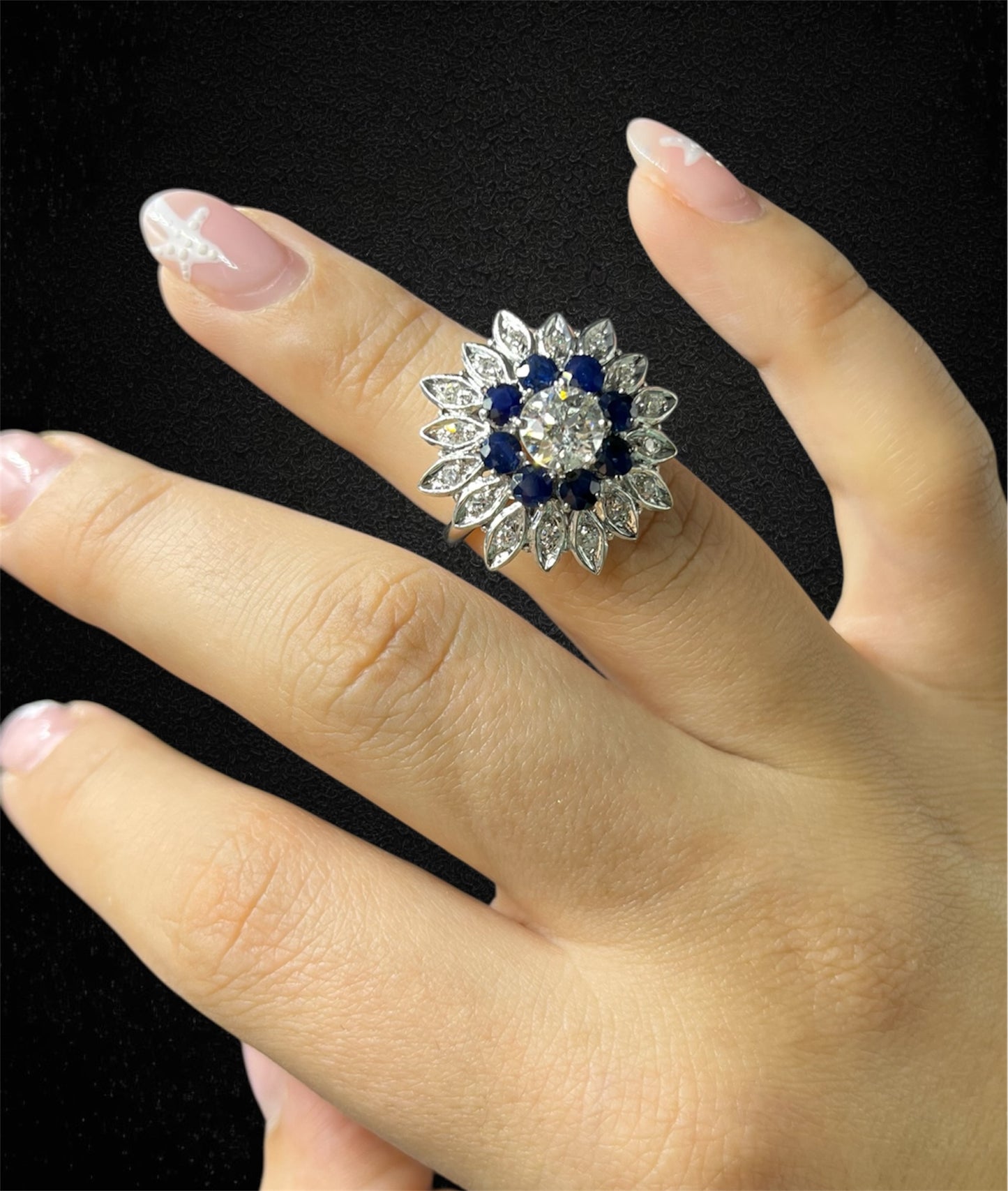 Anello a fiore stellato con diamante centrale, zaffiri e diamanti