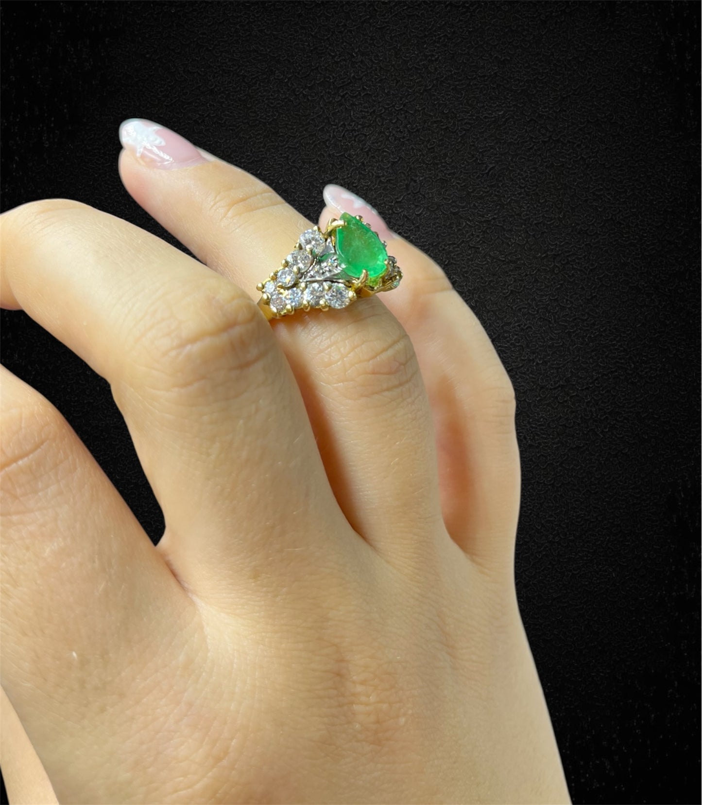Anello in oro giallo 18K con smeraldo a goccia e diamanti – Italia, anni '60