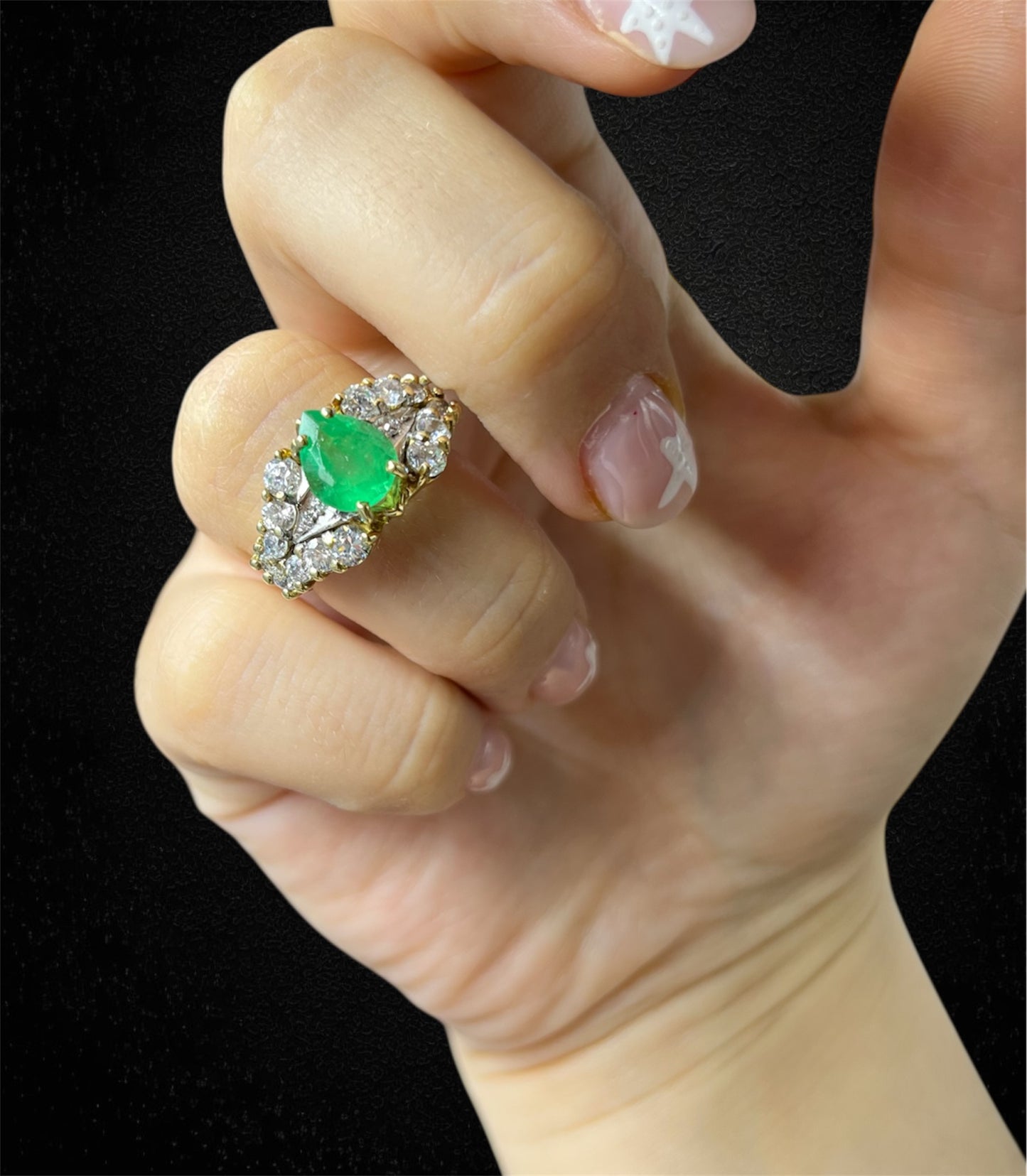 Anello in oro giallo 18K con smeraldo a goccia e diamanti – Italia, anni '60