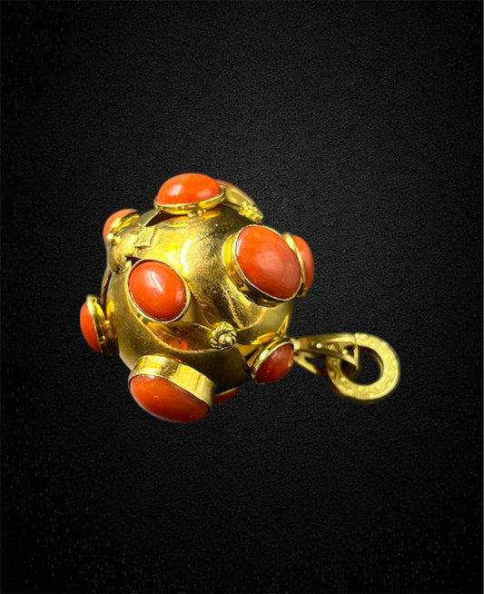 Ciondolo “mina” in oro giallo 18K con inserti in corallo — Italia, anni ’60