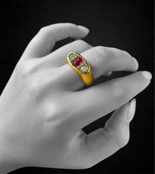 Anello vintage in oro giallo con rubino e diamanti, produzione italiana anni '30