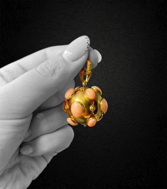 Ciondolo “mina” in oro giallo 18K con inserti in corallo rosa — Italia, anni ’60 (Copia)