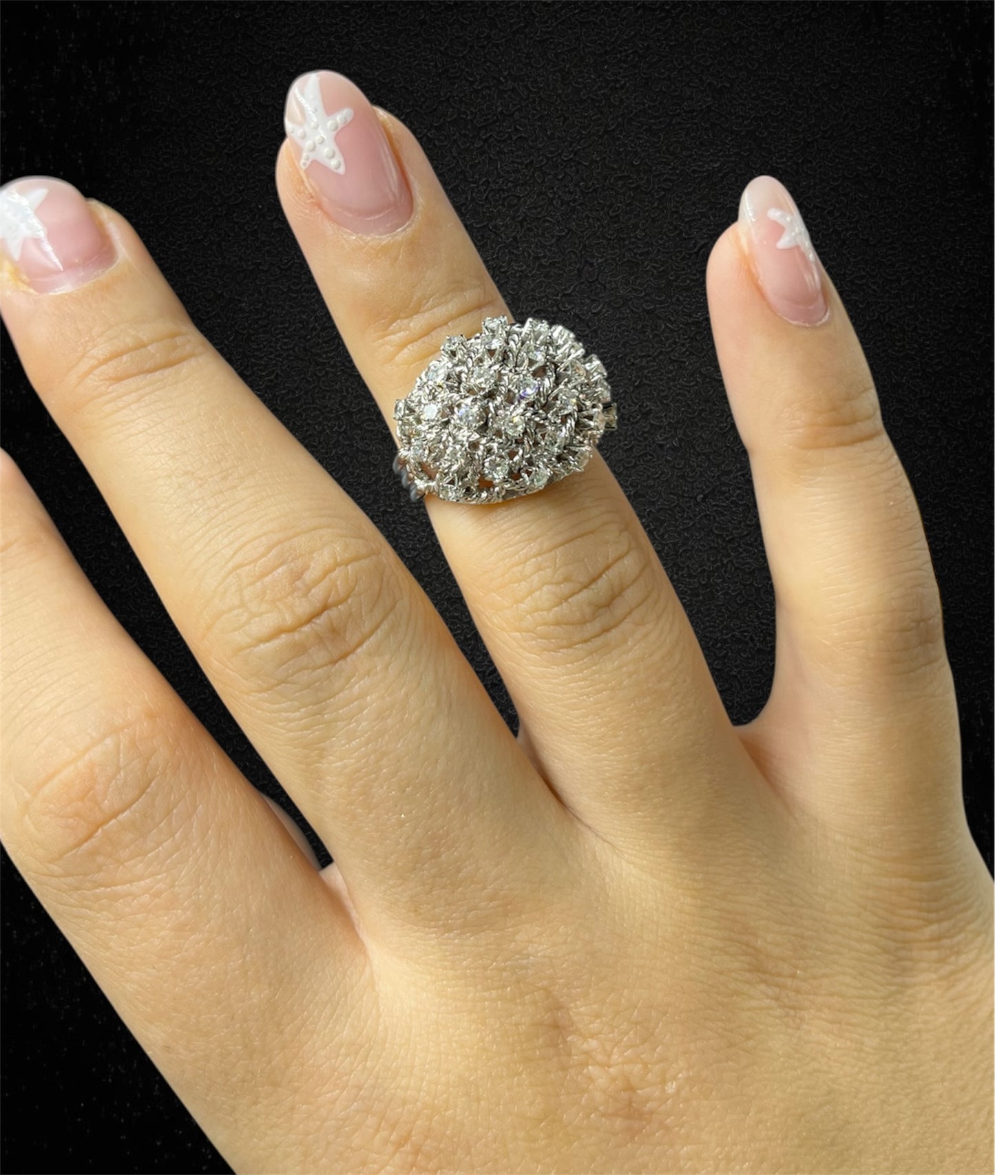 Anello intrecciato in oro bianco con diamanti huit huit – Italia, anni ’50