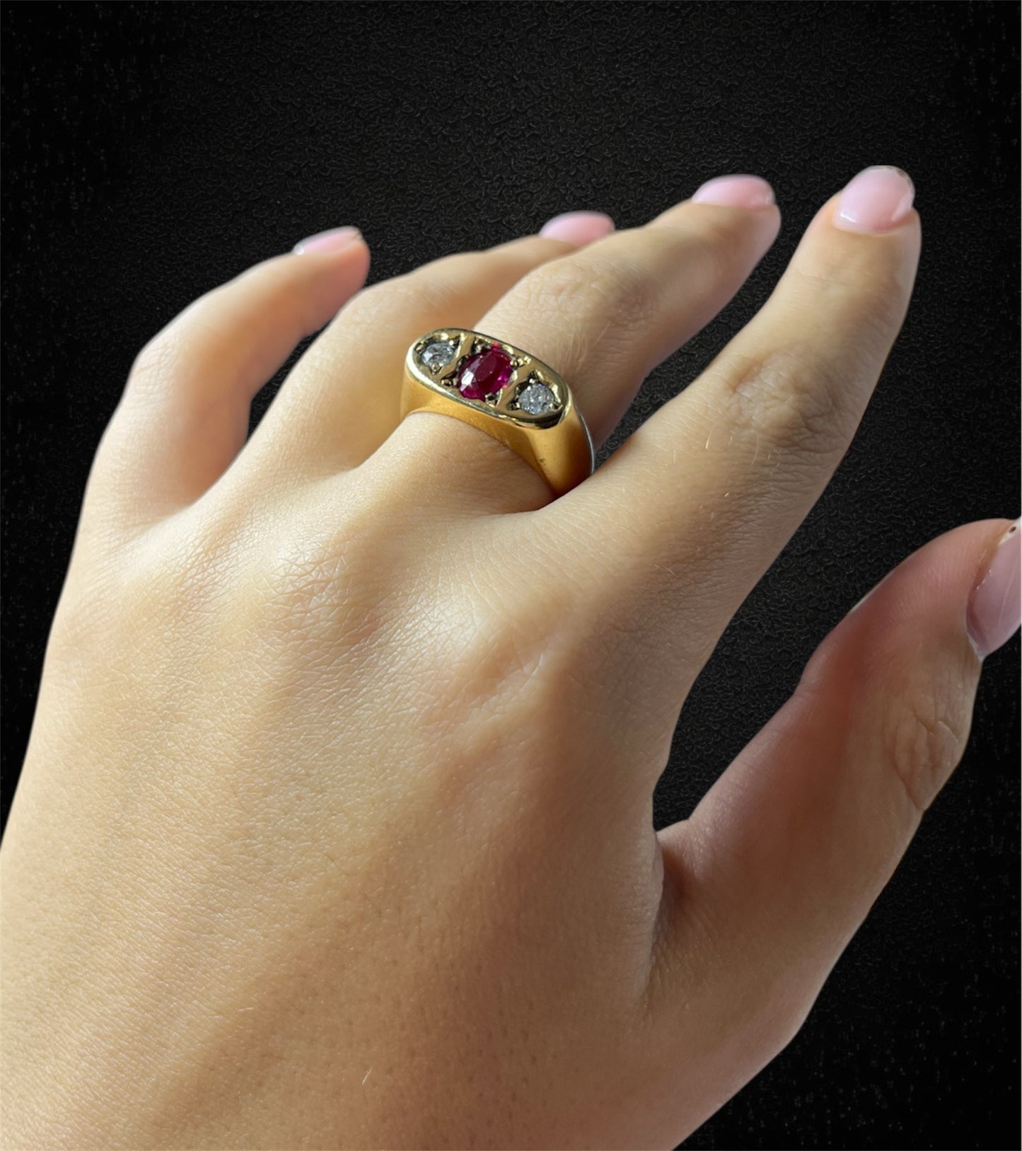 Anello vintage in oro giallo con rubino e diamanti, produzione italiana anni '30