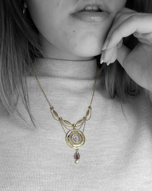 Raro collier in stile Jugendstil realizzato in oro, arricchito da diamanti e rubini.