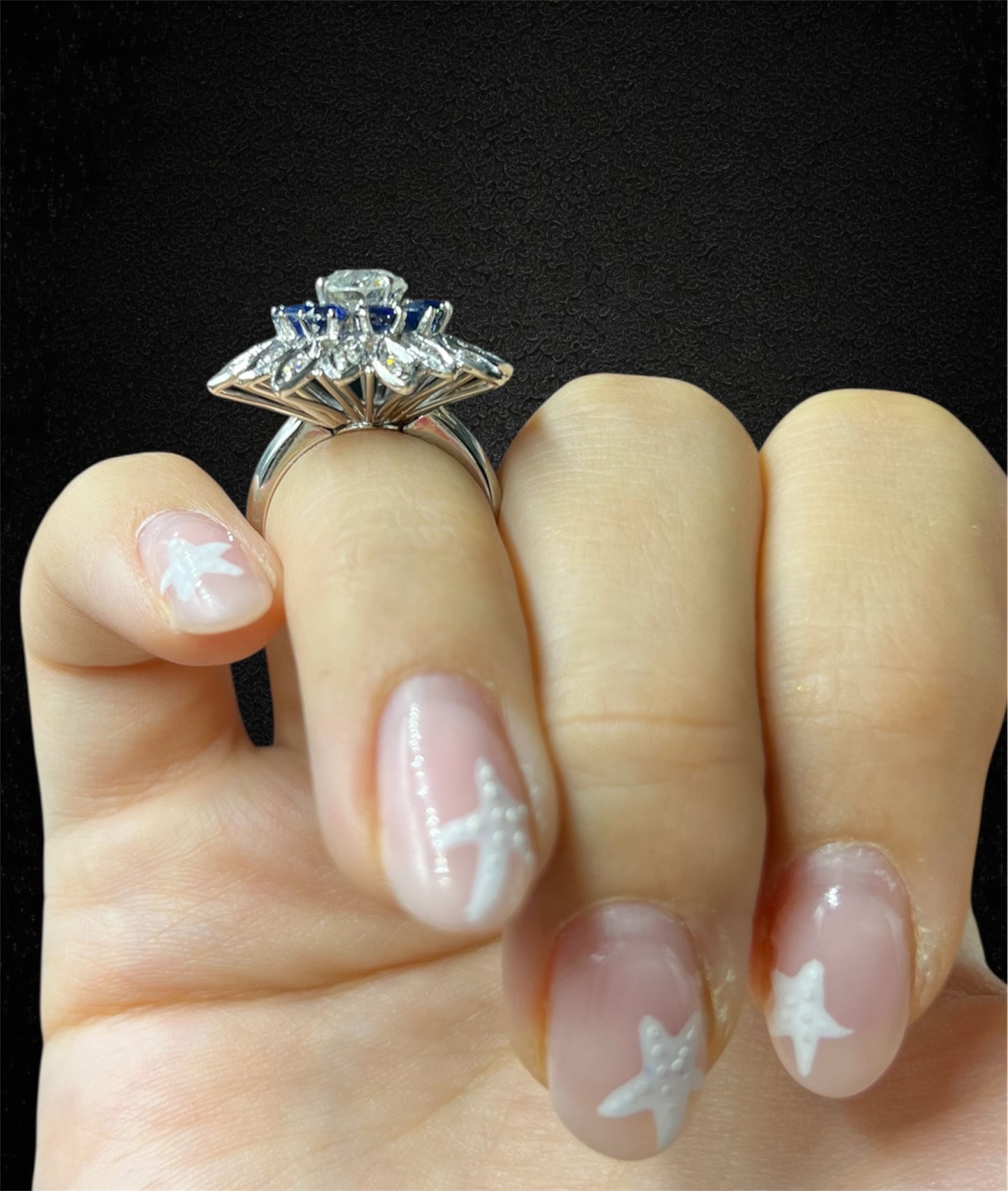 Anello a fiore stellato con diamante centrale, zaffiri e diamanti