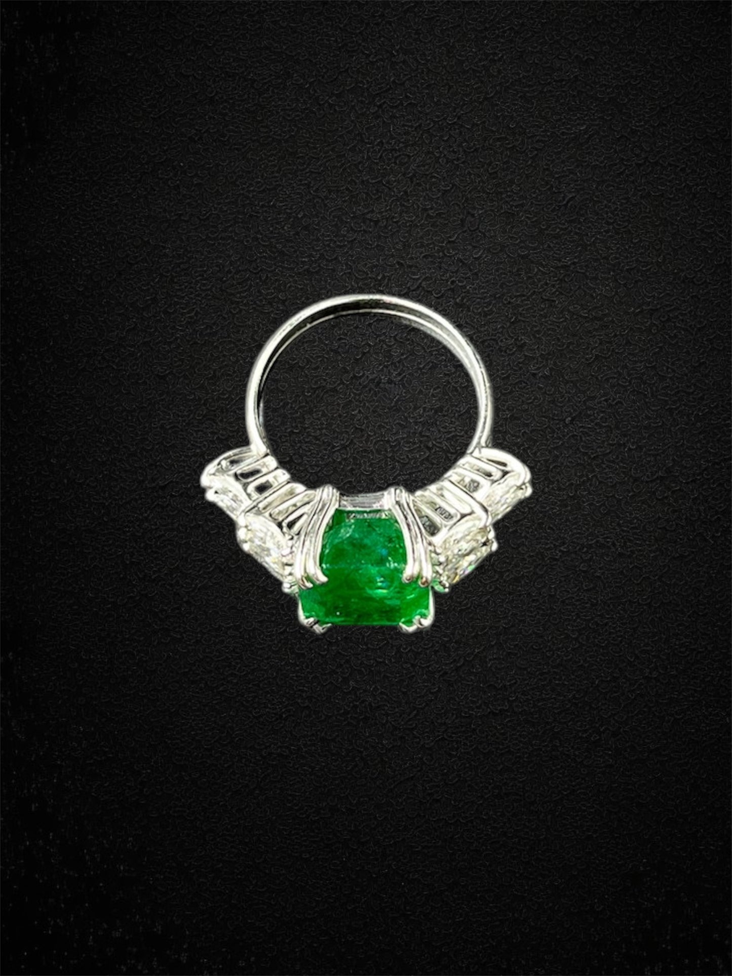 Strepitoso anello con smeraldo, pezzo unico di nostra creazione!