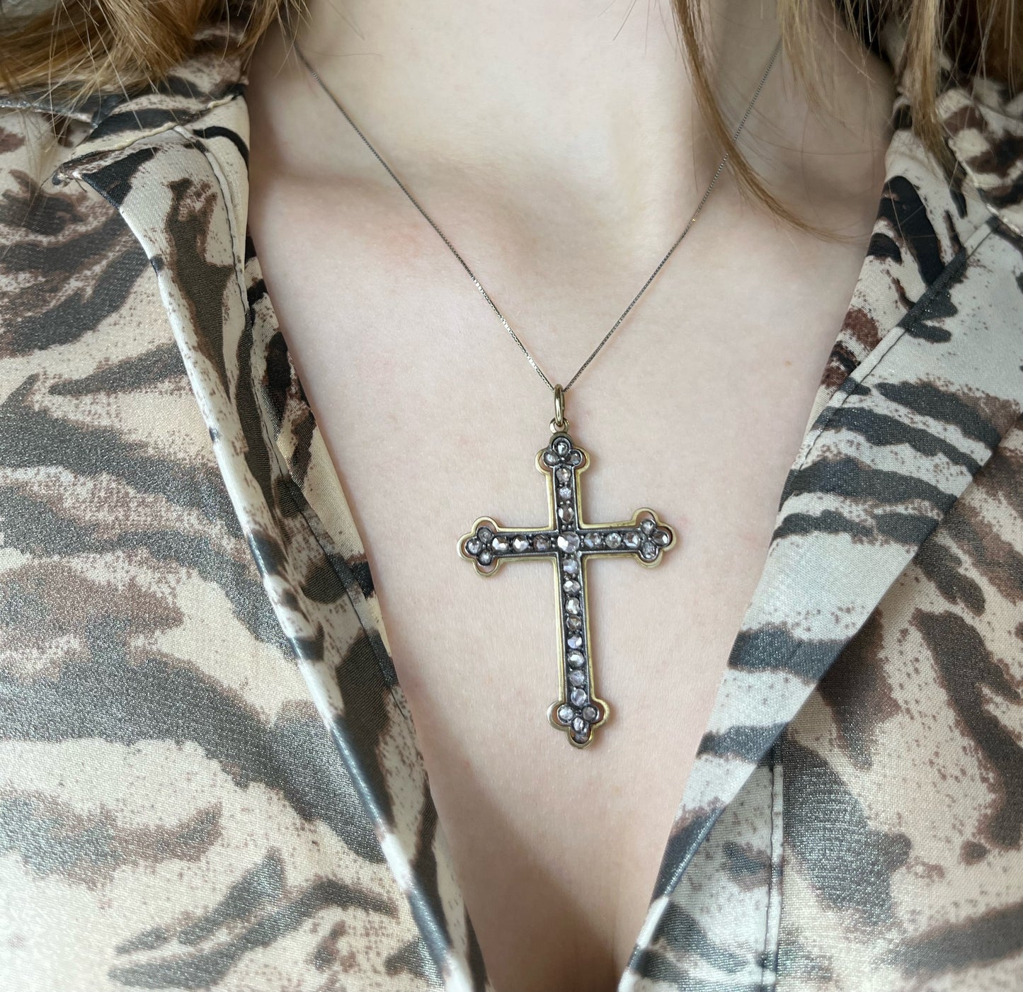 Croce pendente con diamanti