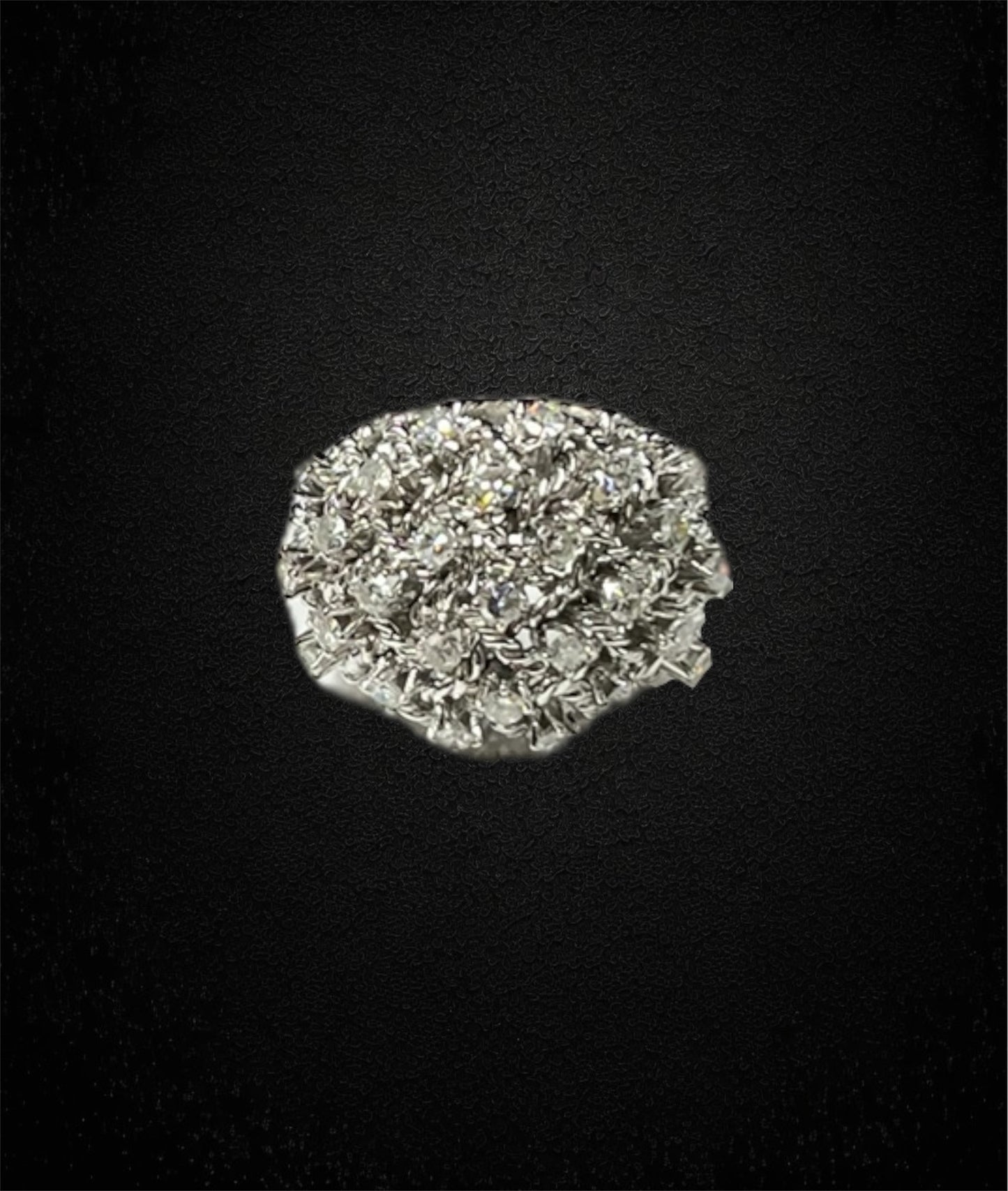 Anello intrecciato in oro bianco con diamanti huit huit – Italia, anni ’50