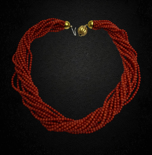 Collana in corallo multifilo, chiusura in oro giallo 18K