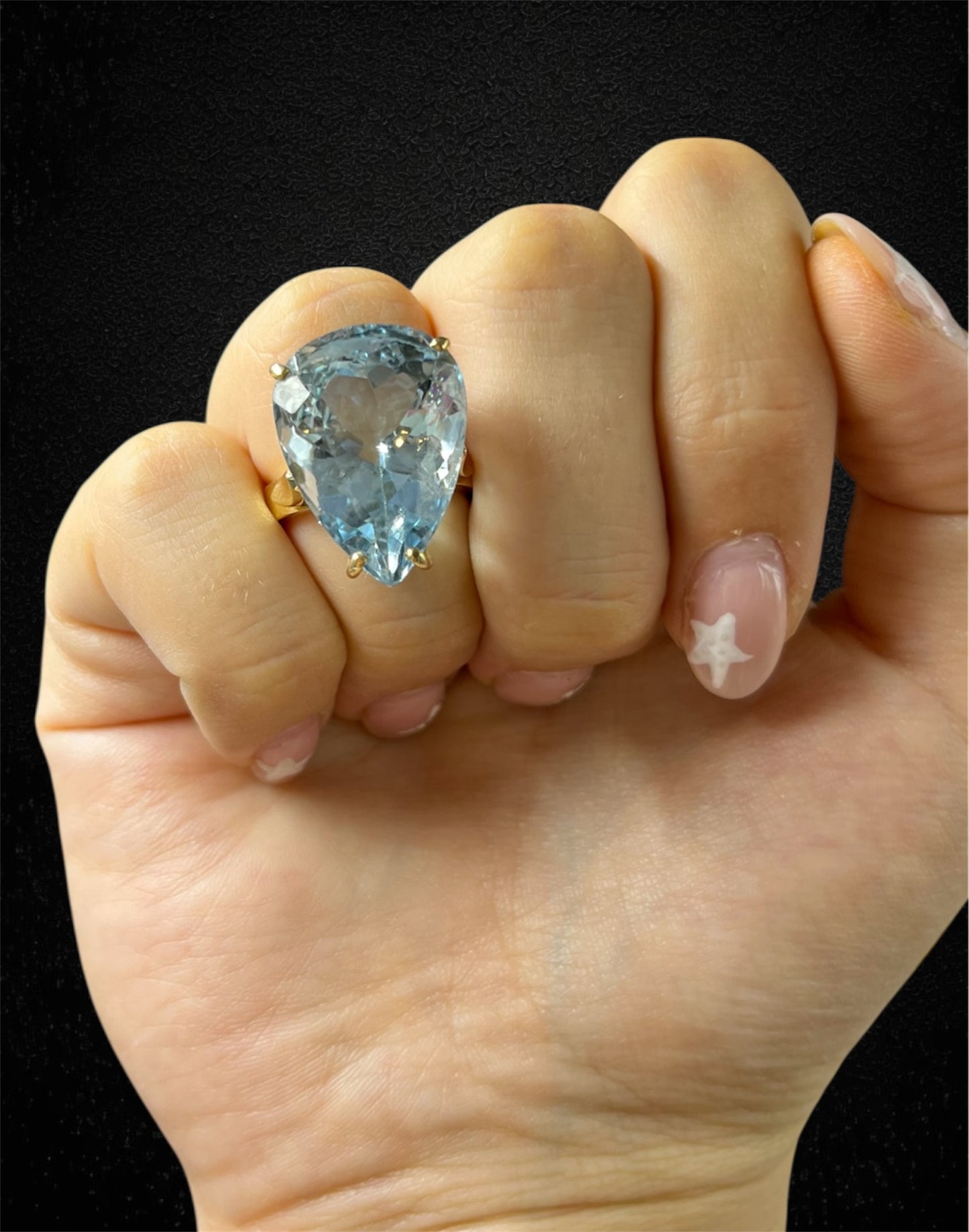 Anello artigianale in oro giallo 18K con topazio azzurro – produzione italiana moderna