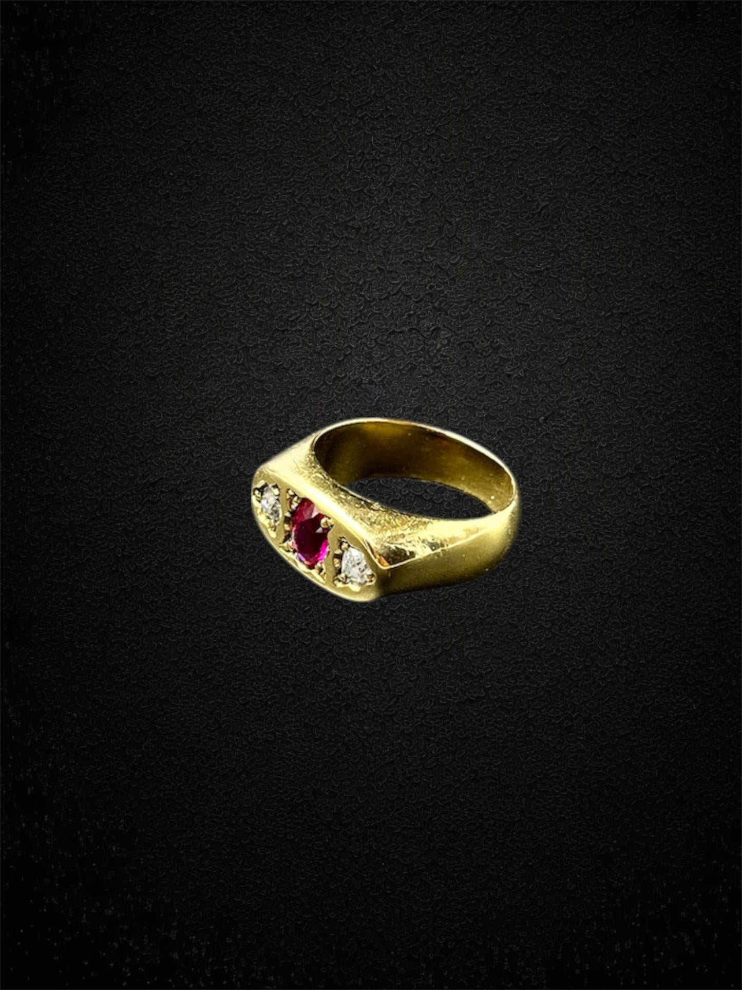 Anello vintage in oro giallo con rubino e diamanti, produzione italiana anni '30