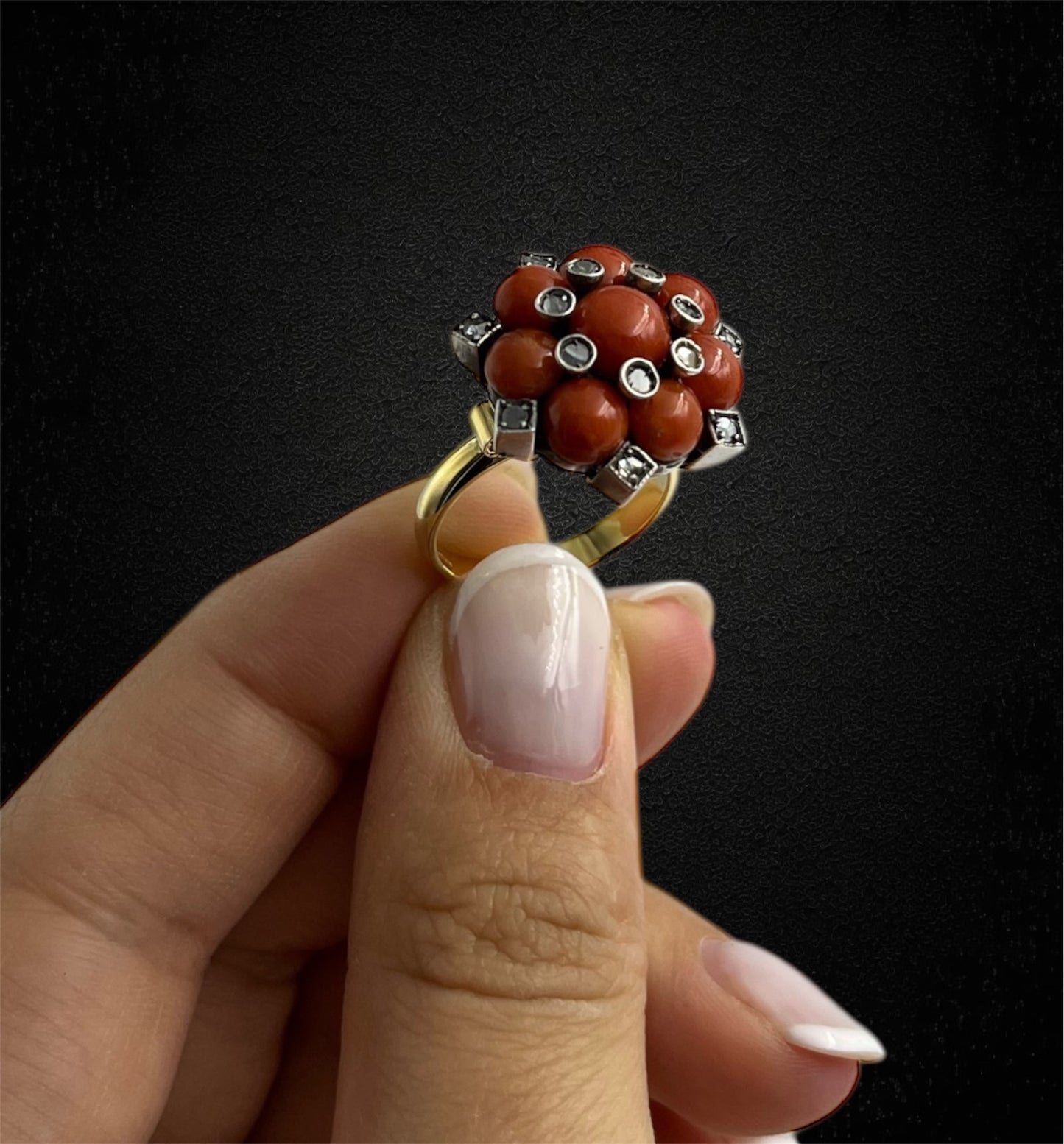 Anello in stile barocco, corallo e diamanti