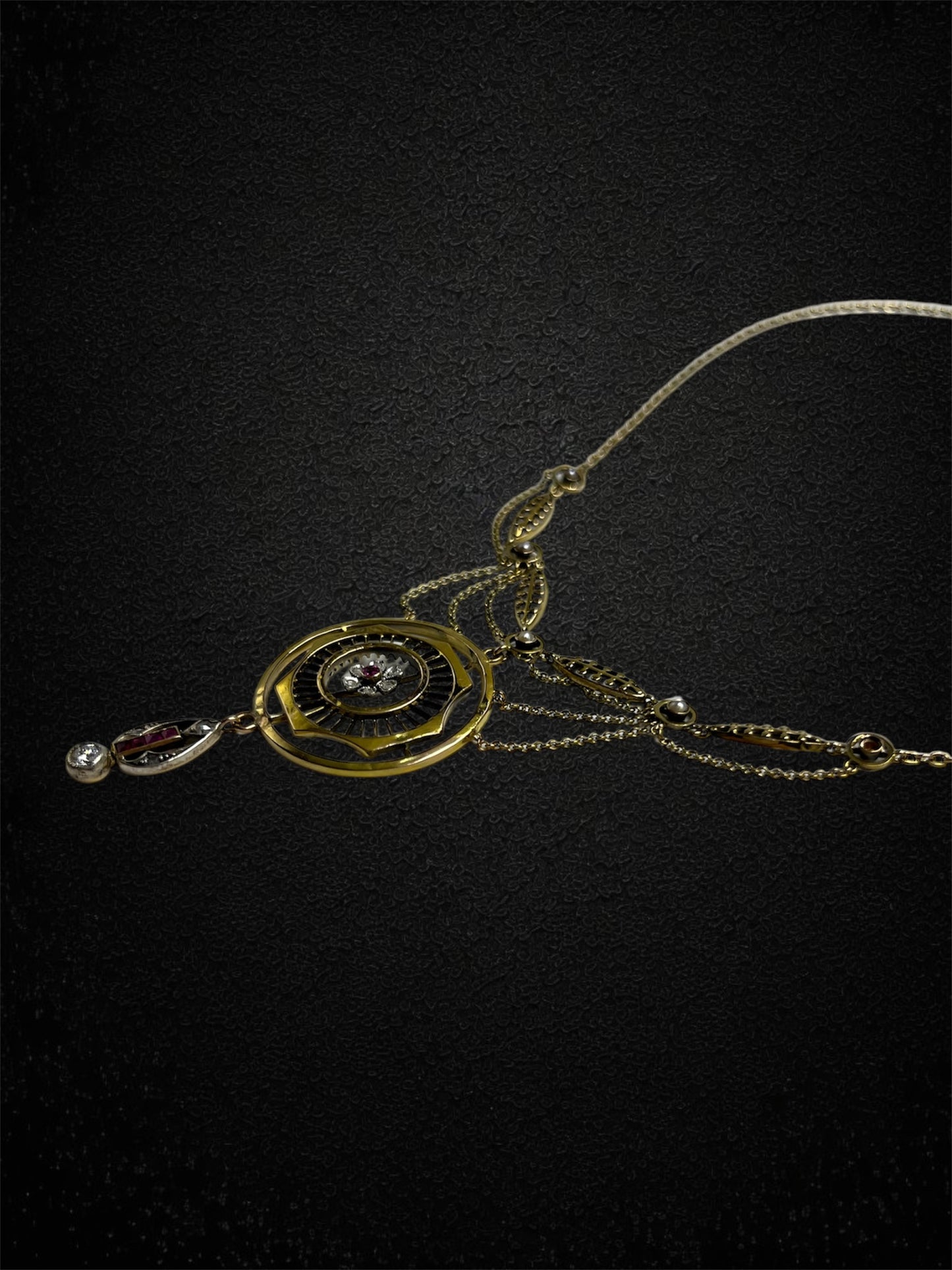 Raro collier in stile Jugendstil realizzato in oro, arricchito da diamanti e rubini.