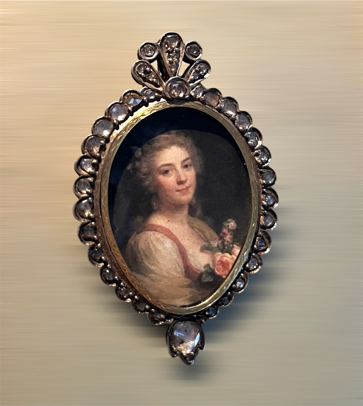 Imponente ciondolo portaritratto austroungarico