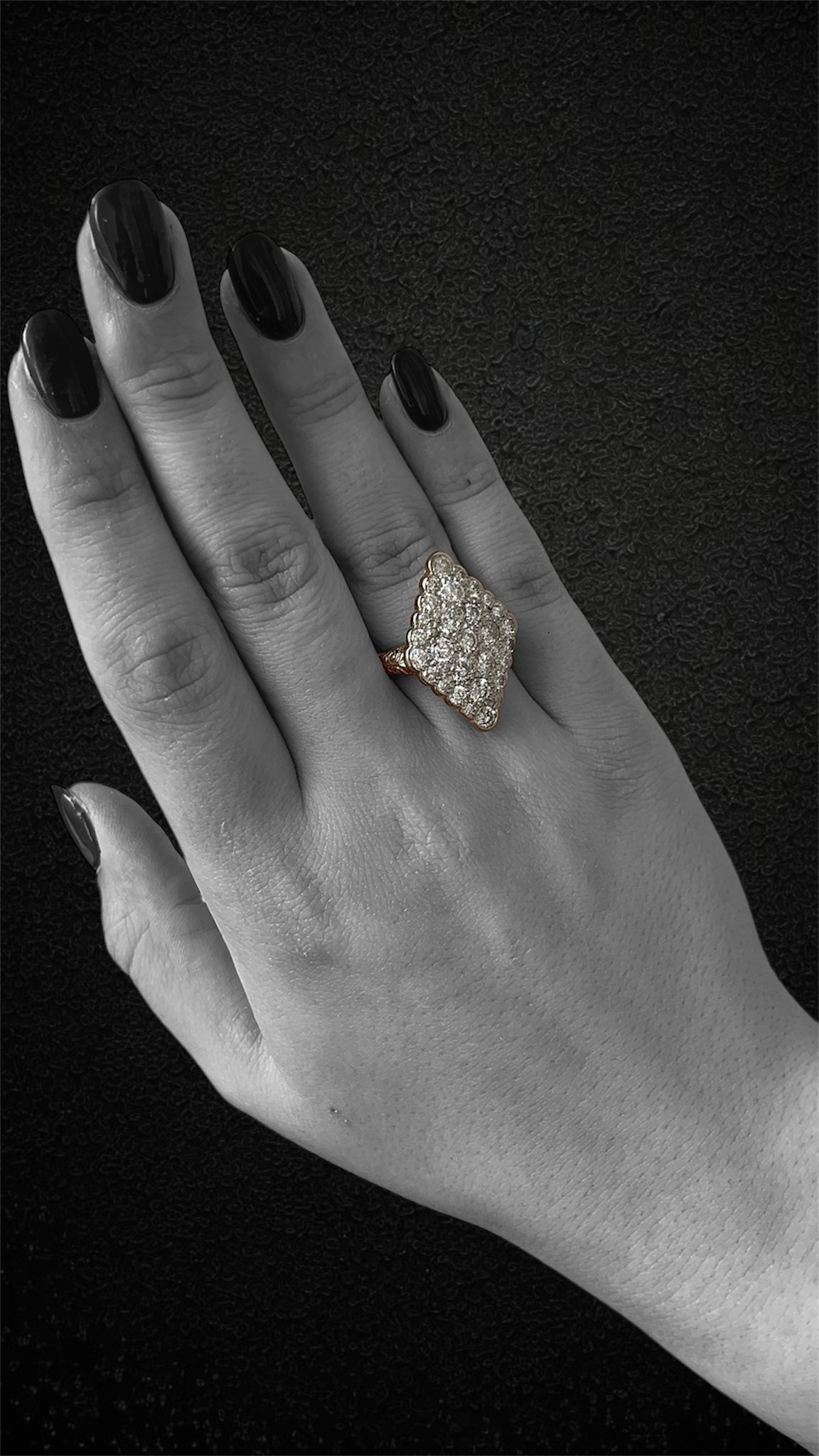 Splendido Anello Romboidale con Diamanti