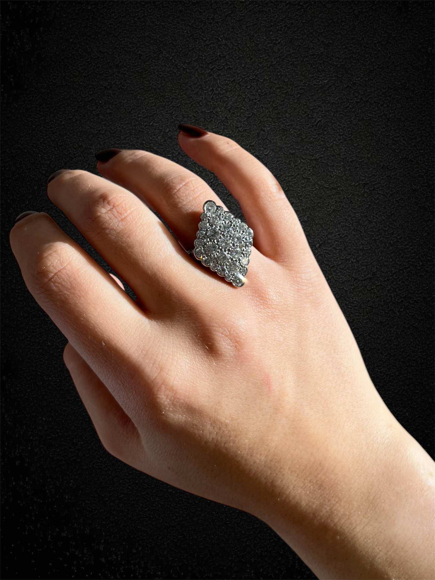 Splendido Anello Romboidale con Diamanti