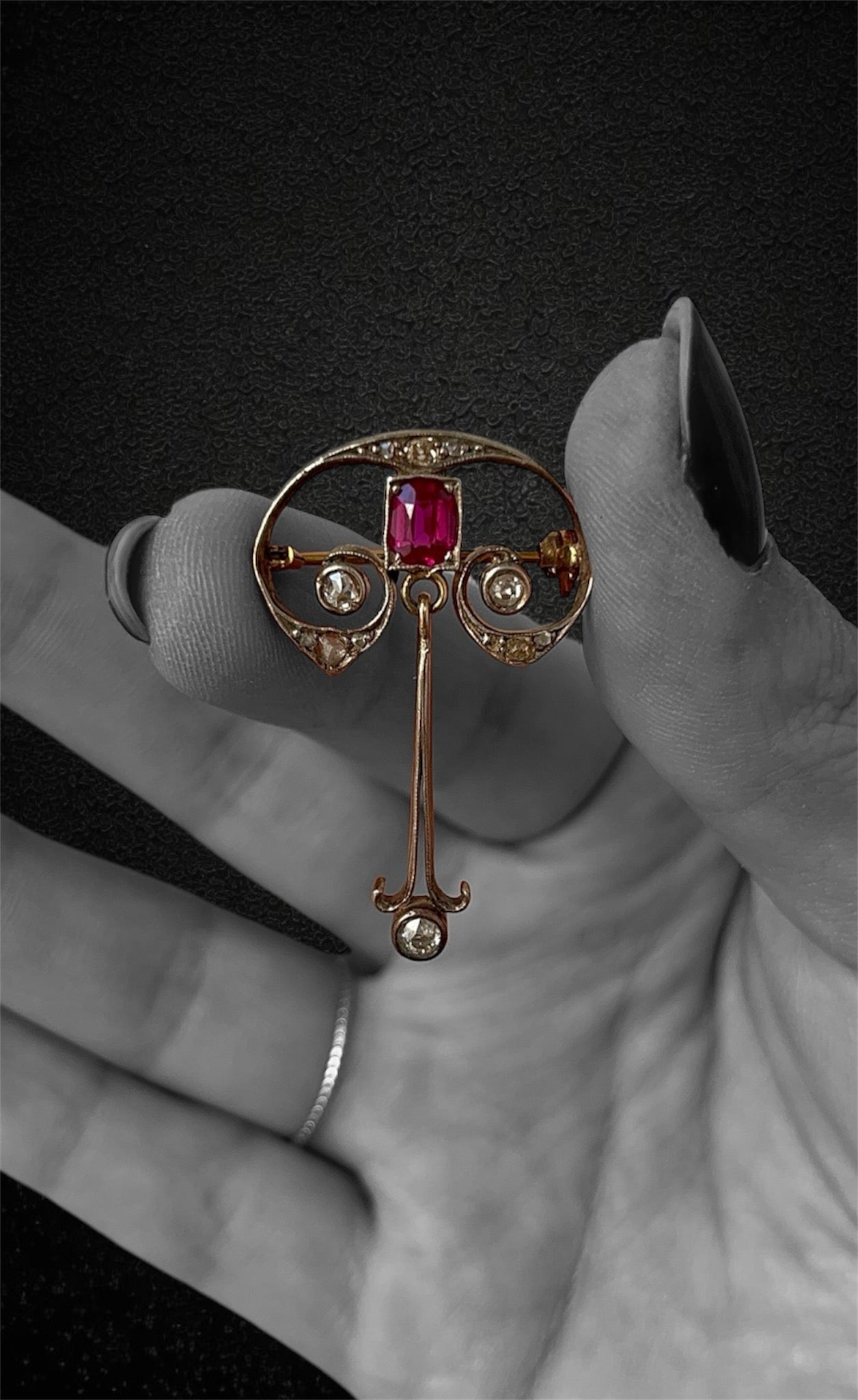 Pendente in stile Art Nouveau, rubino e diamanti.